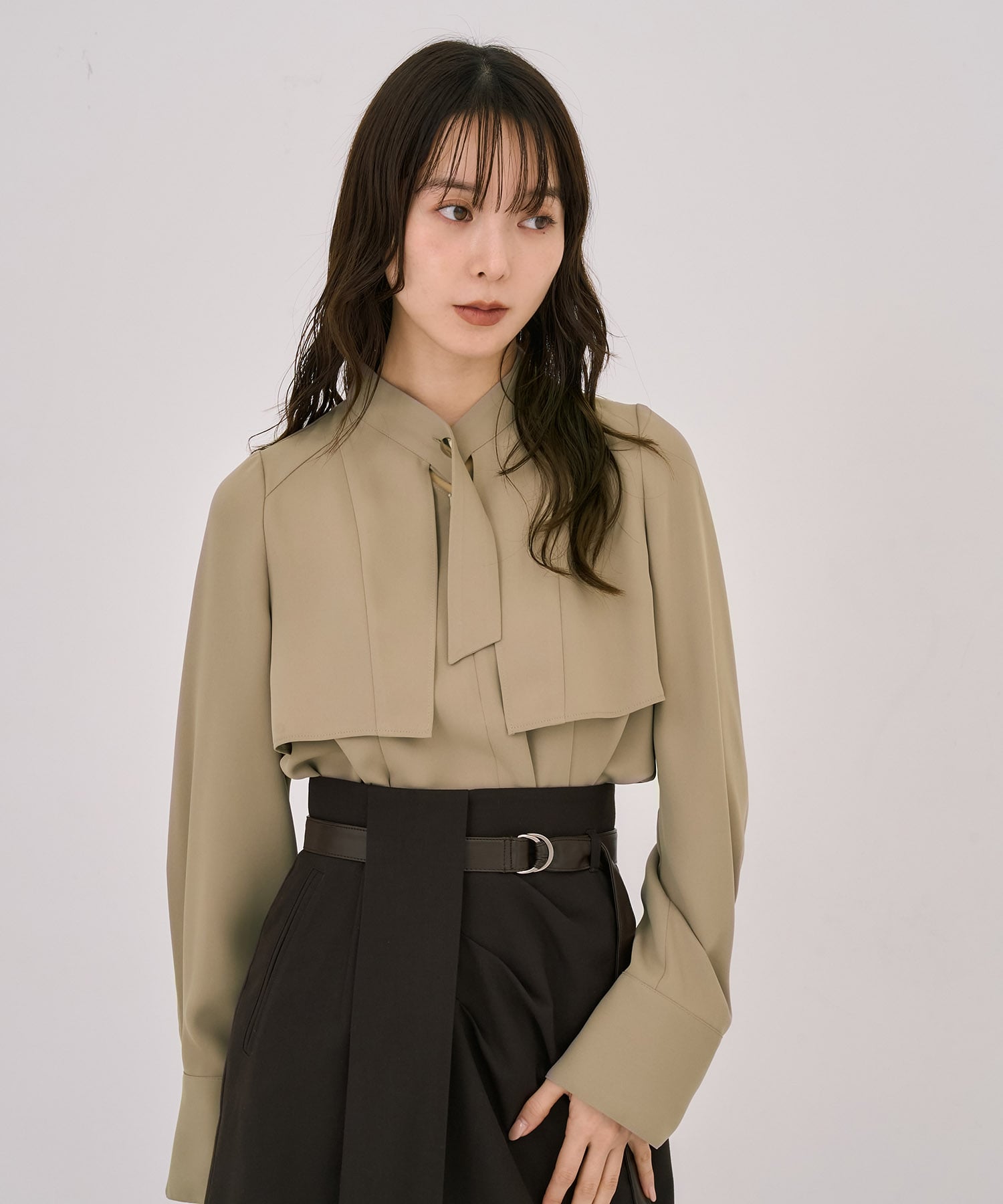 タイボタンメルトタッチブラウス