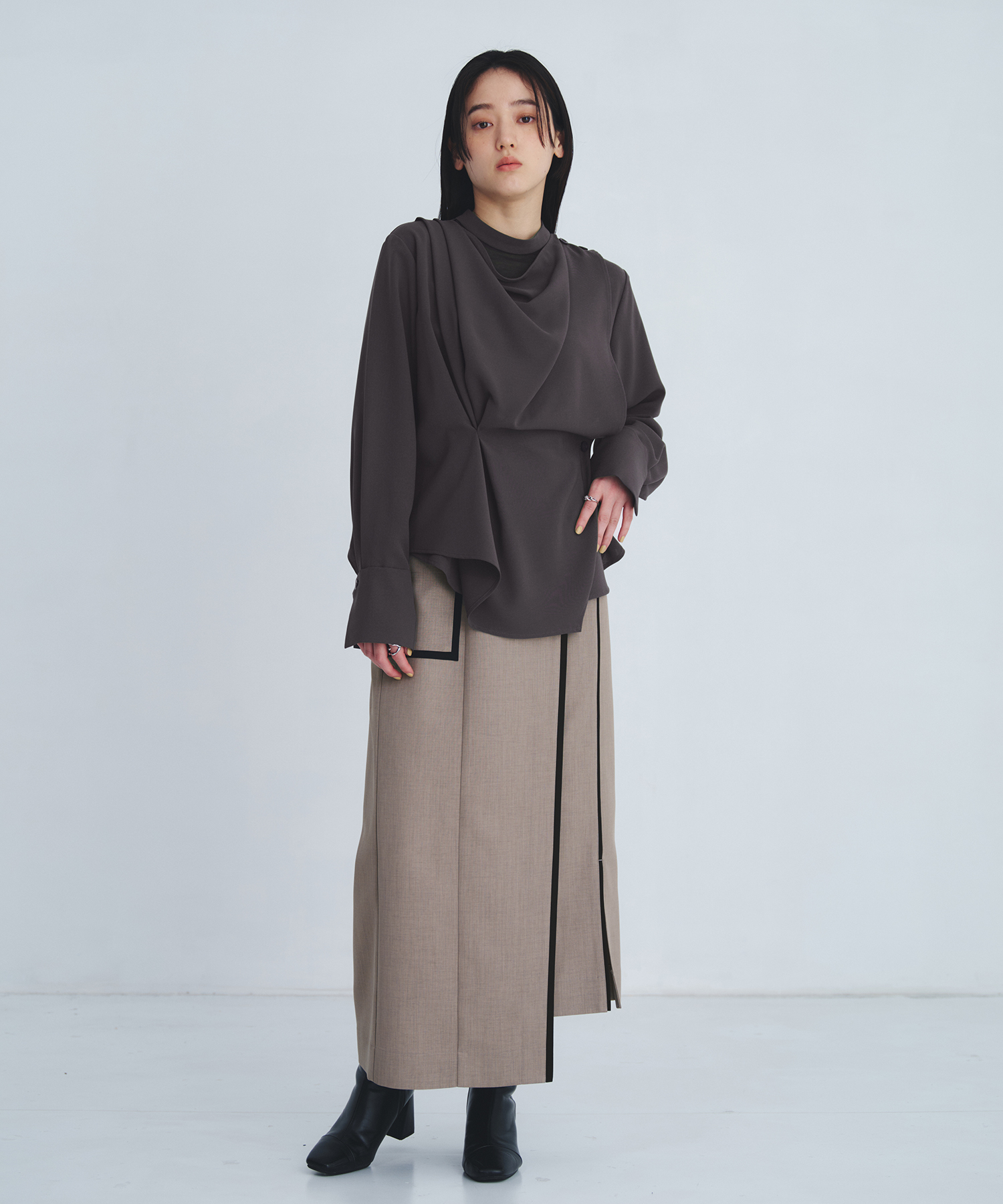 タックドレープシェイプブラウス