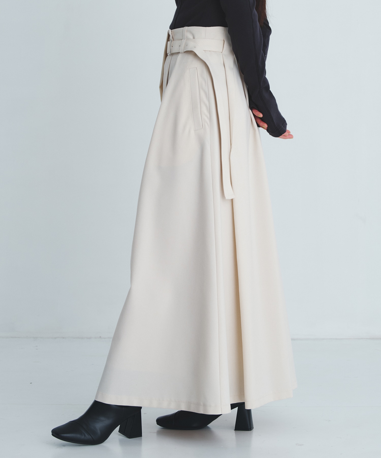 スラントタックホールアシメフレアスカート