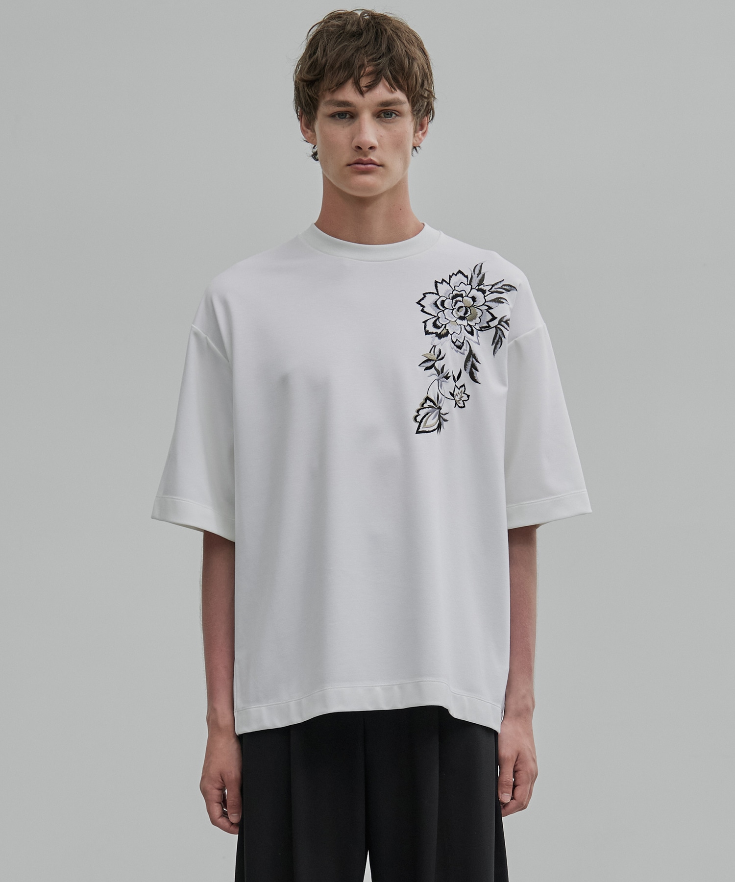 〈新発売〉フラワーエンブロイダリーTee