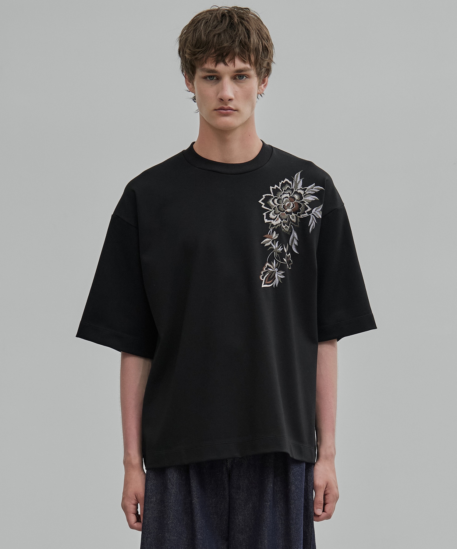 〈新発売〉フラワーエンブロイダリーTee