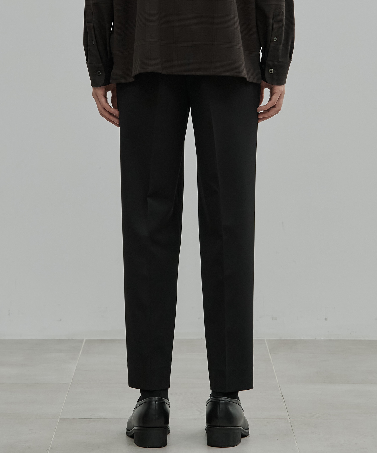 アウトラスト キープクリース 1タック ストレートパンツ