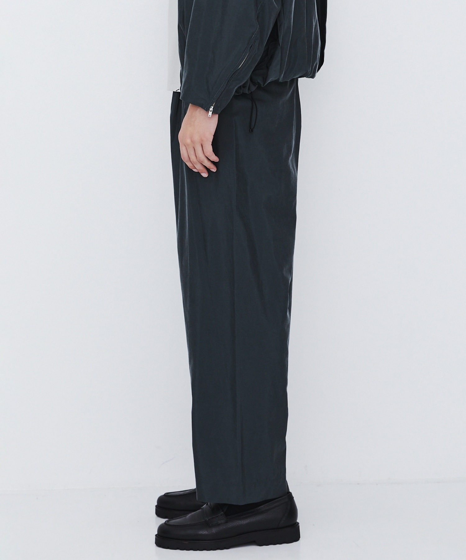 〈数量限定｜サイズ2：残り1点〉SILK NYLON EASY PANTS