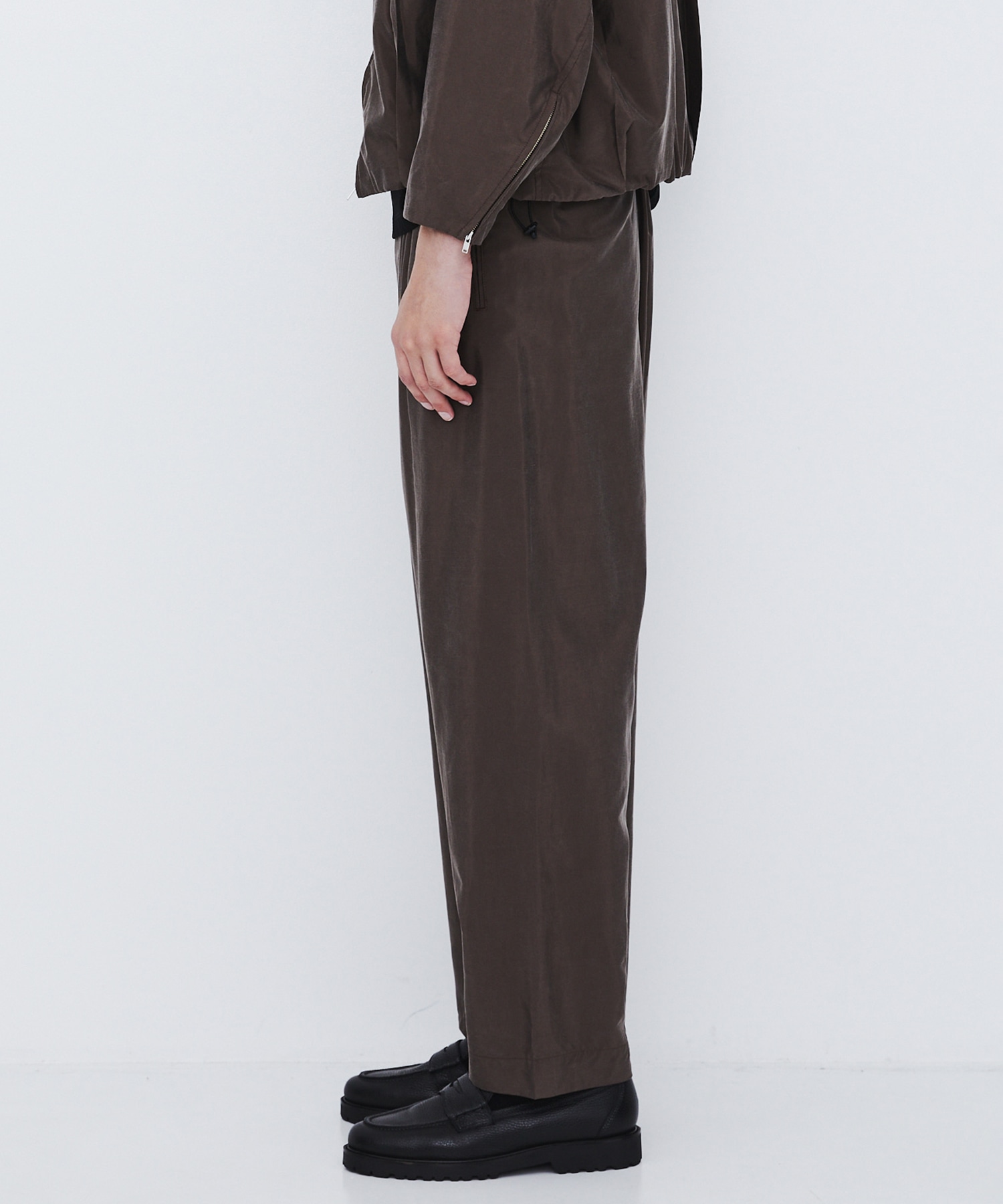 〈数量限定｜サイズ2：残り1点〉SILK NYLON EASY PANTS