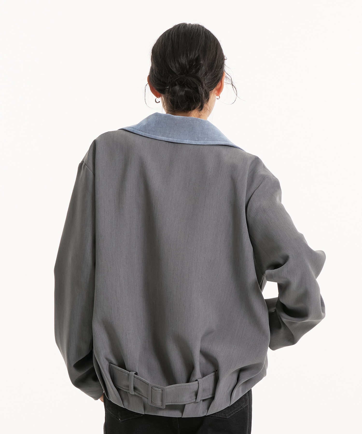 〈即完売につき予約25点追加〉【WEB限定カラー】バックベルトタックブルゾン