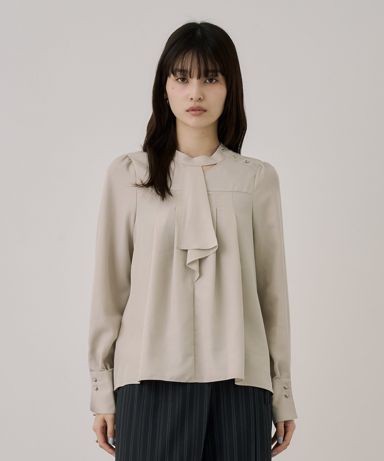 フロントタイタックブラウス