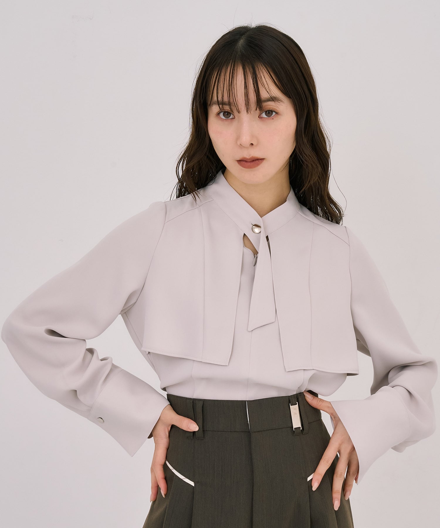 タイボタンメルトタッチブラウス