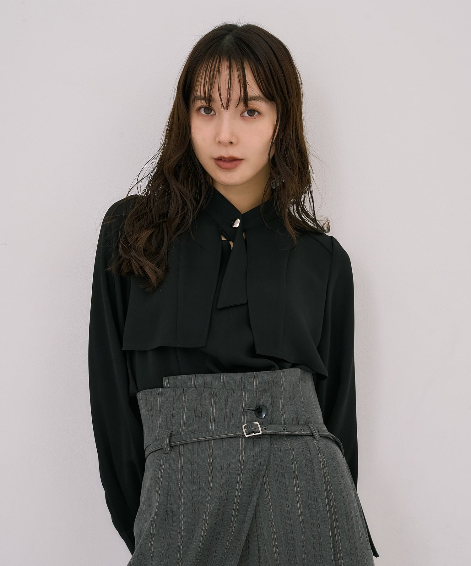 タイボタンメルトタッチブラウス