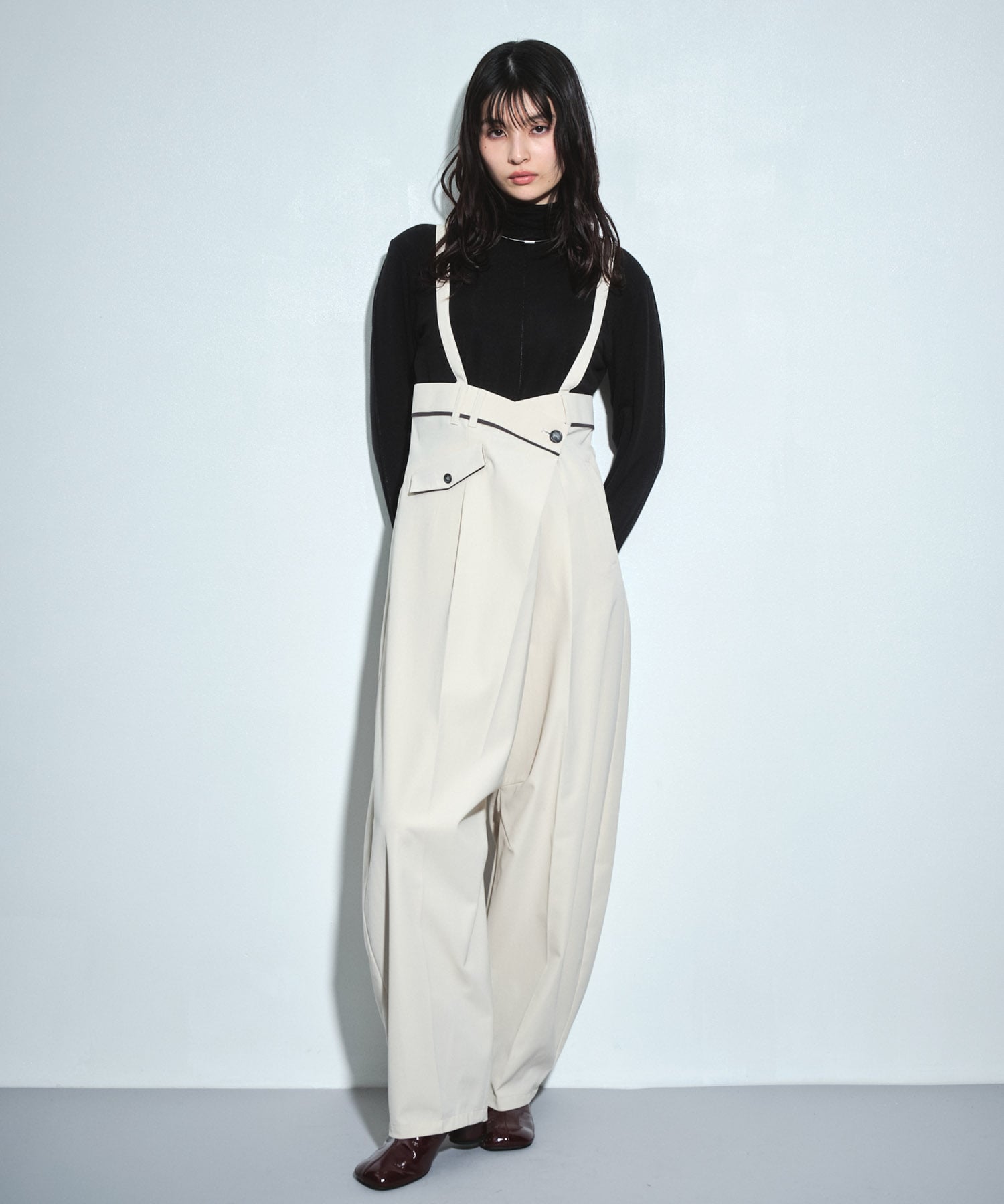 サスペンダーラップコクーンパンツ