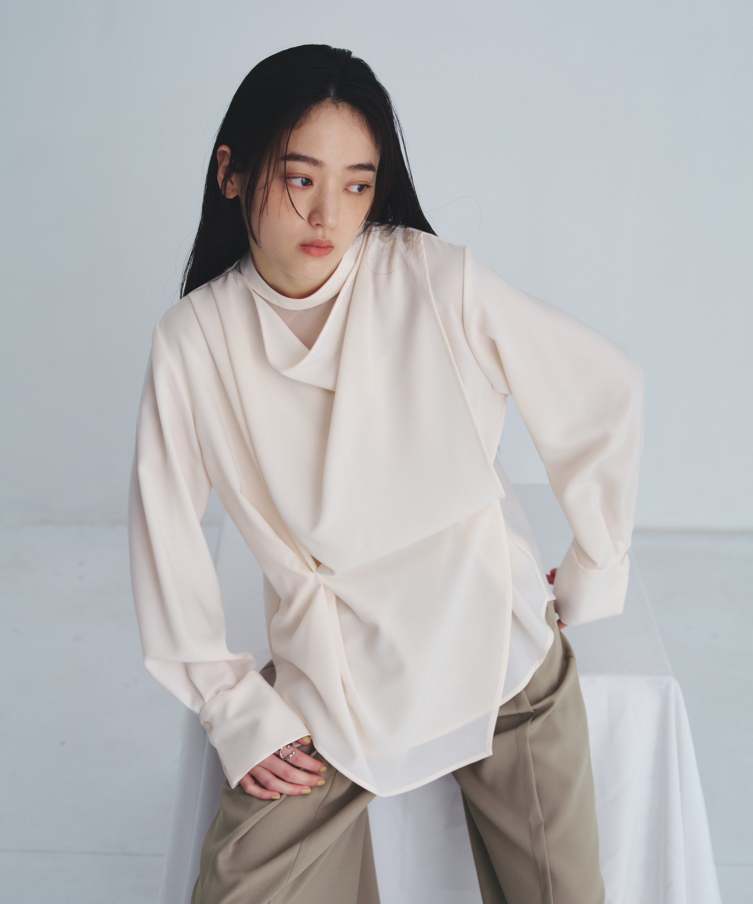 タックドレープシェイプブラウス