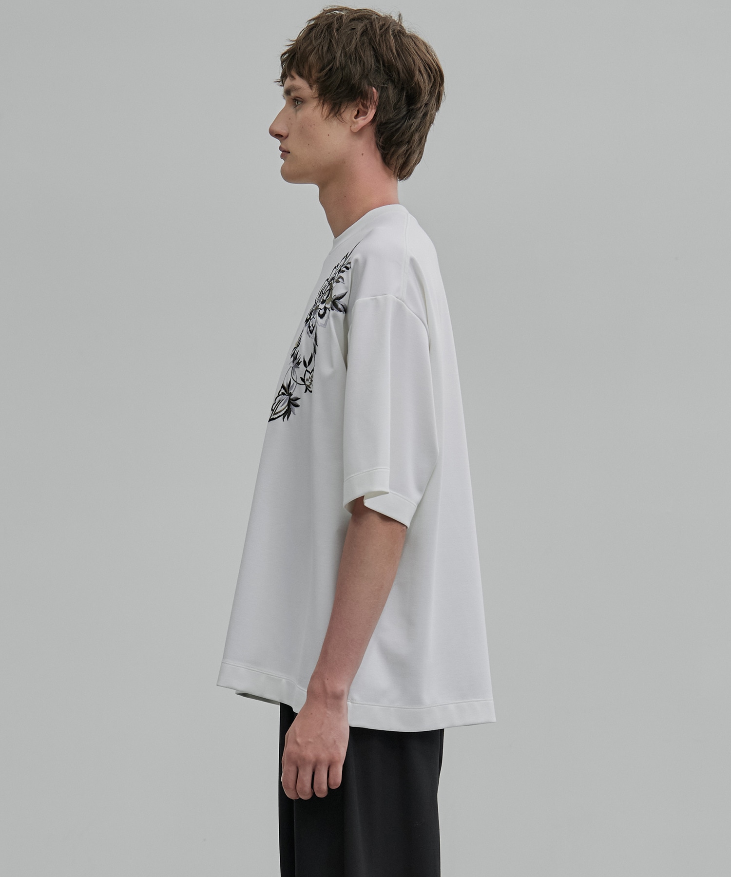 〈新発売〉フラワーエンブロイダリーTee