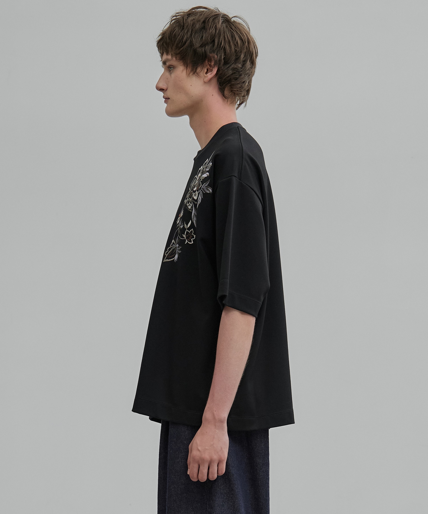 〈新発売〉フラワーエンブロイダリーTee