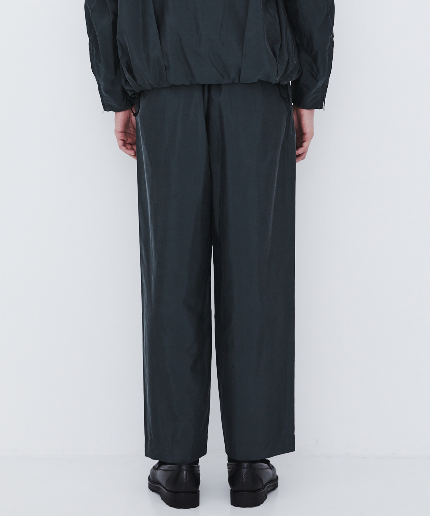 〈数量限定｜サイズ2：残り1点〉SILK NYLON EASY PANTS