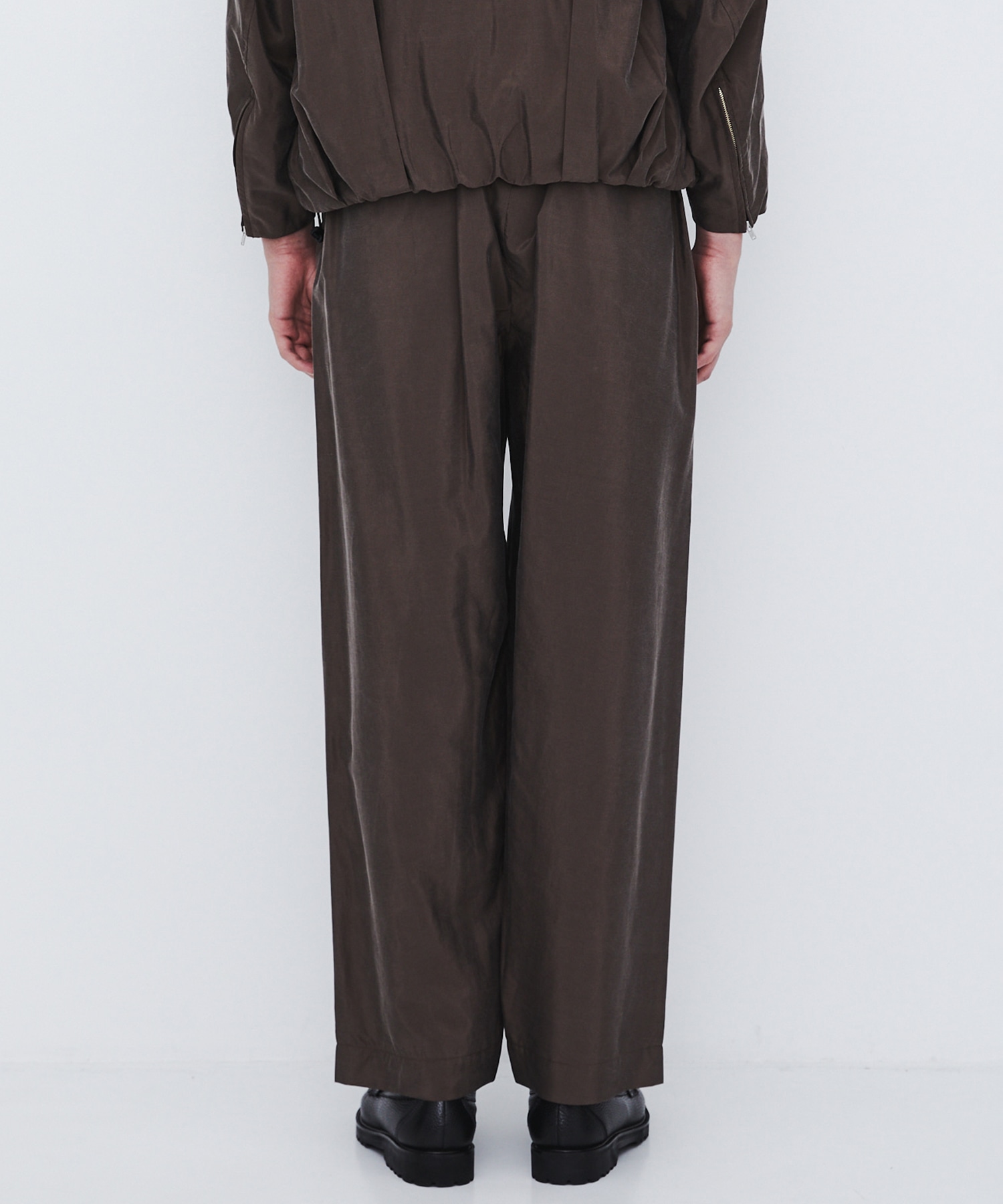 〈数量限定｜サイズ2：残り1点〉SILK NYLON EASY PANTS