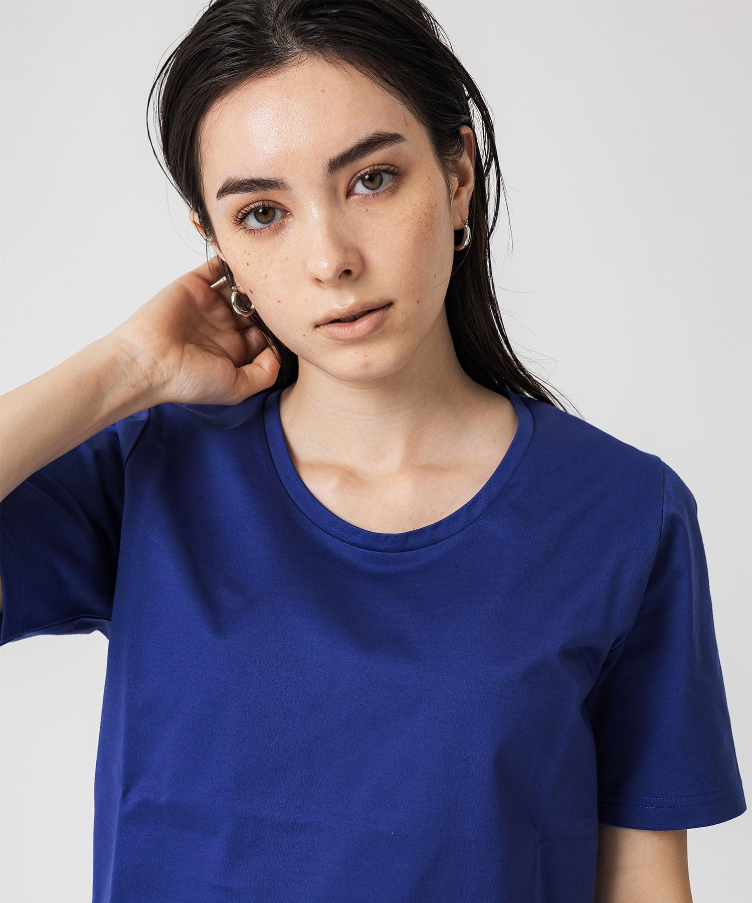 UネックTシャツ