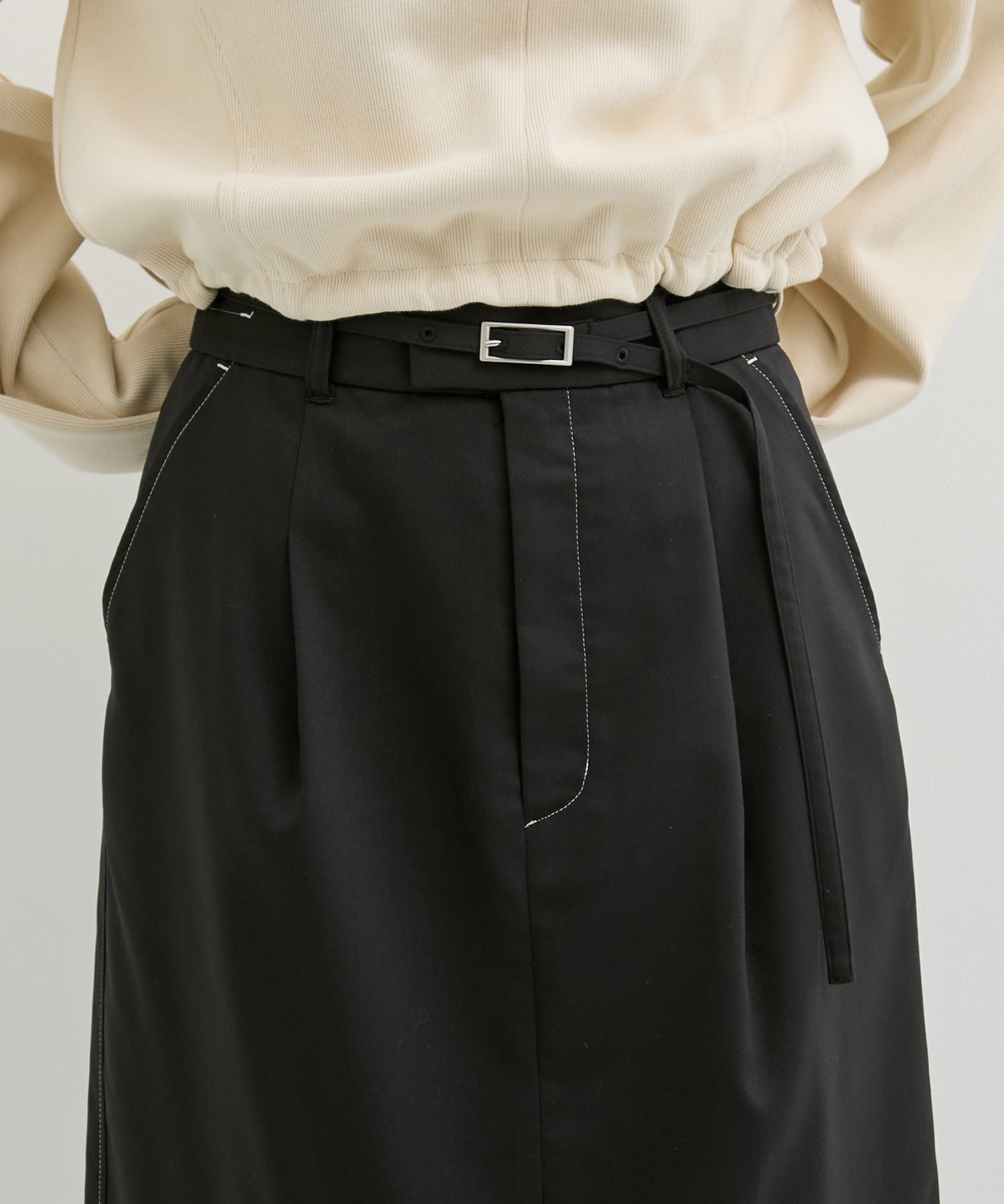 フロントスリットタイトスカート