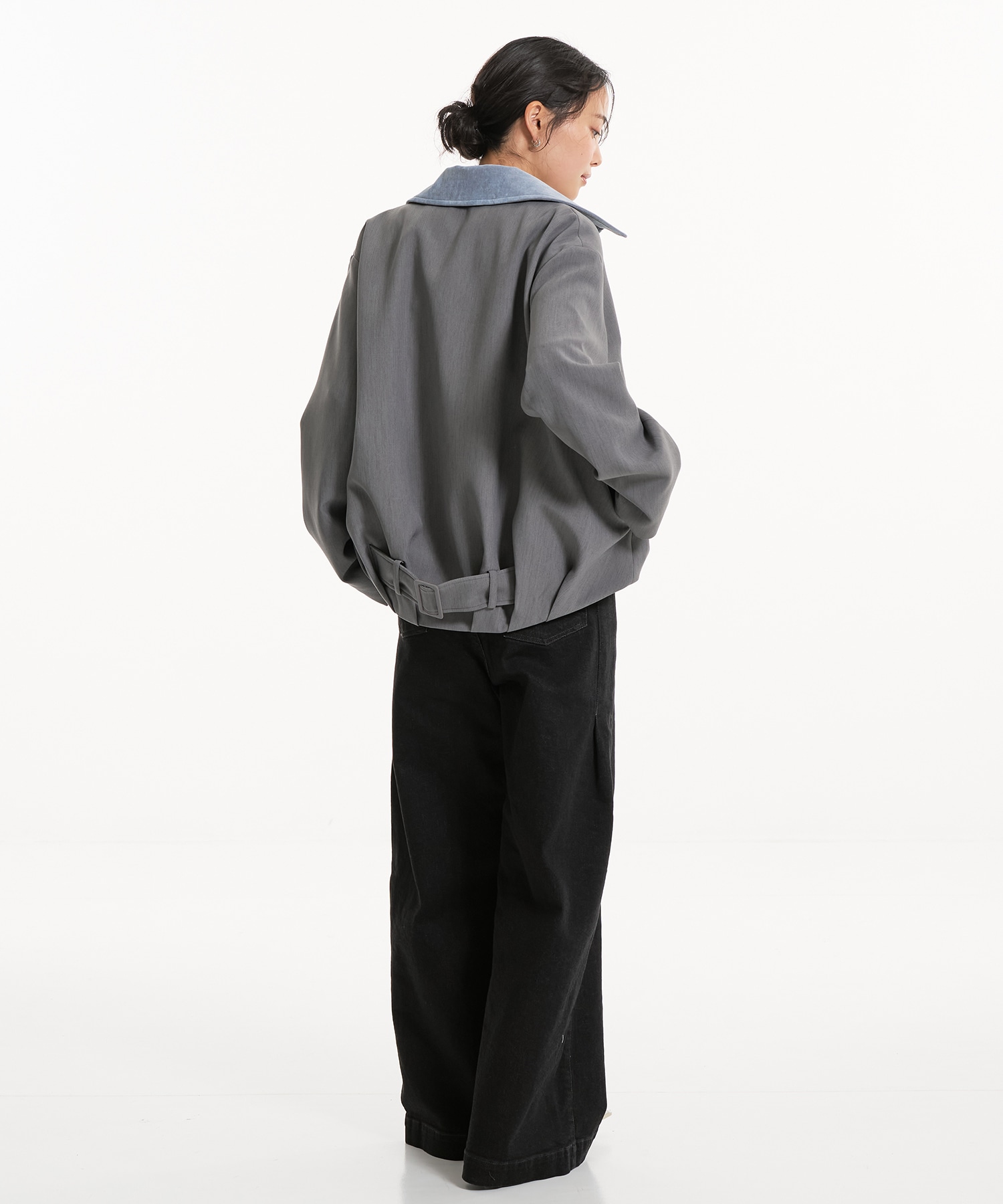 〈即完売につき予約25点追加〉【WEB限定カラー】バックベルトタックブルゾン