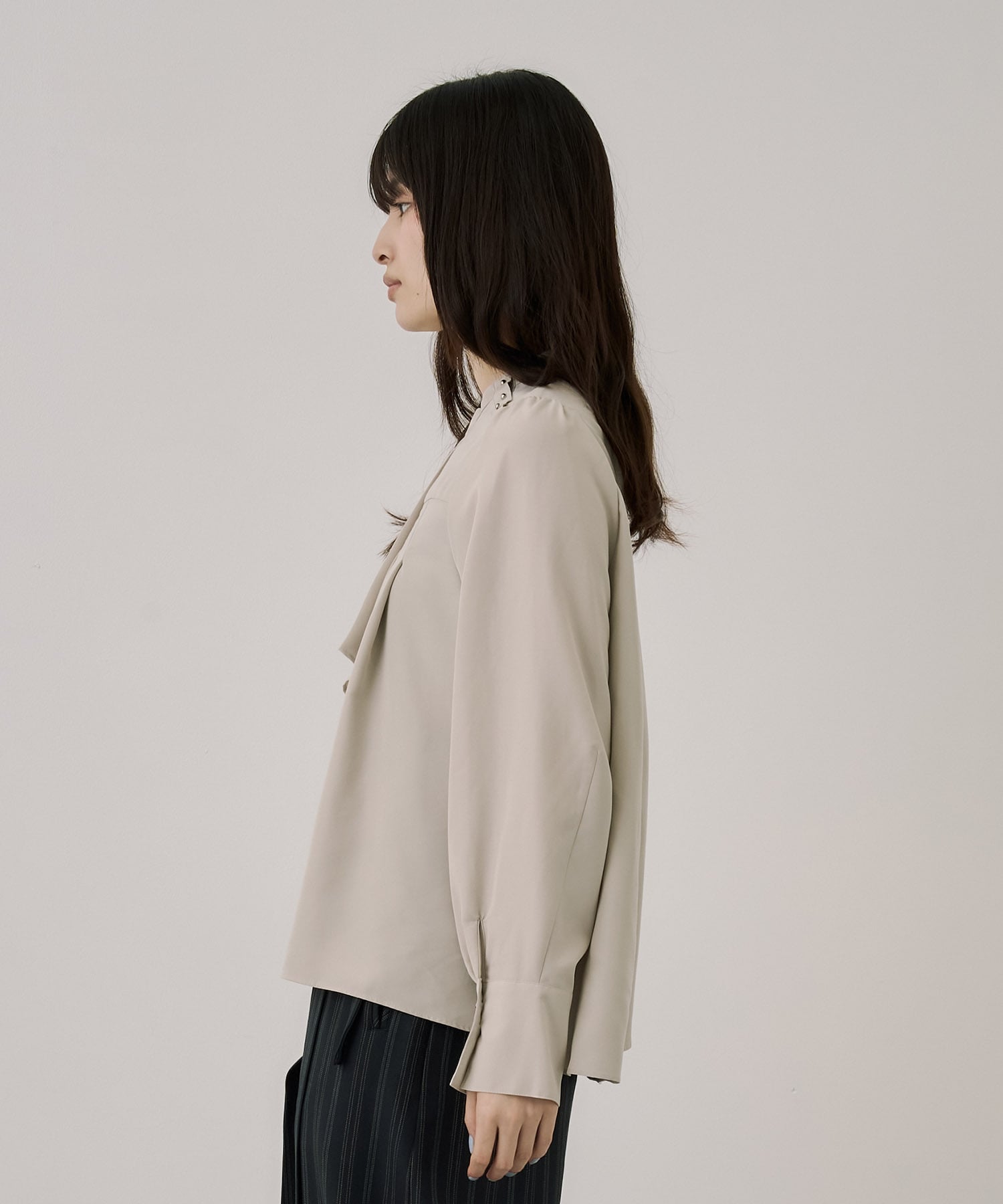 フロントタイタックブラウス