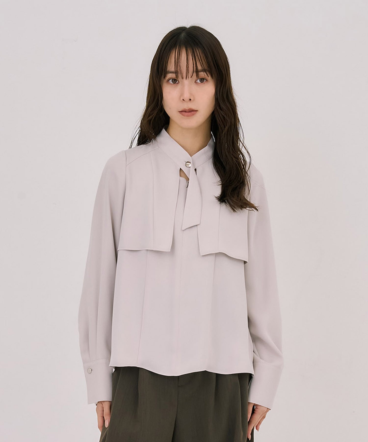 タイボタンメルトタッチブラウス