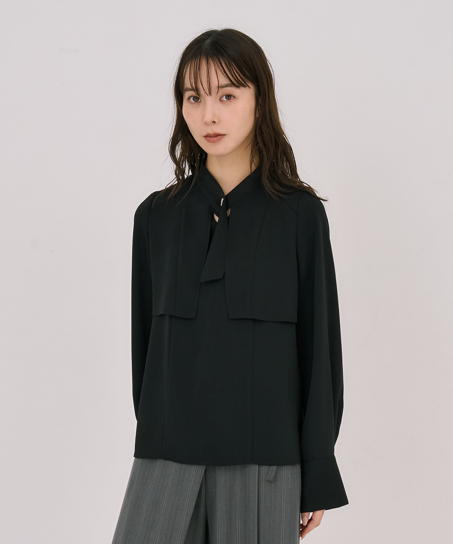 タイボタンメルトタッチブラウス