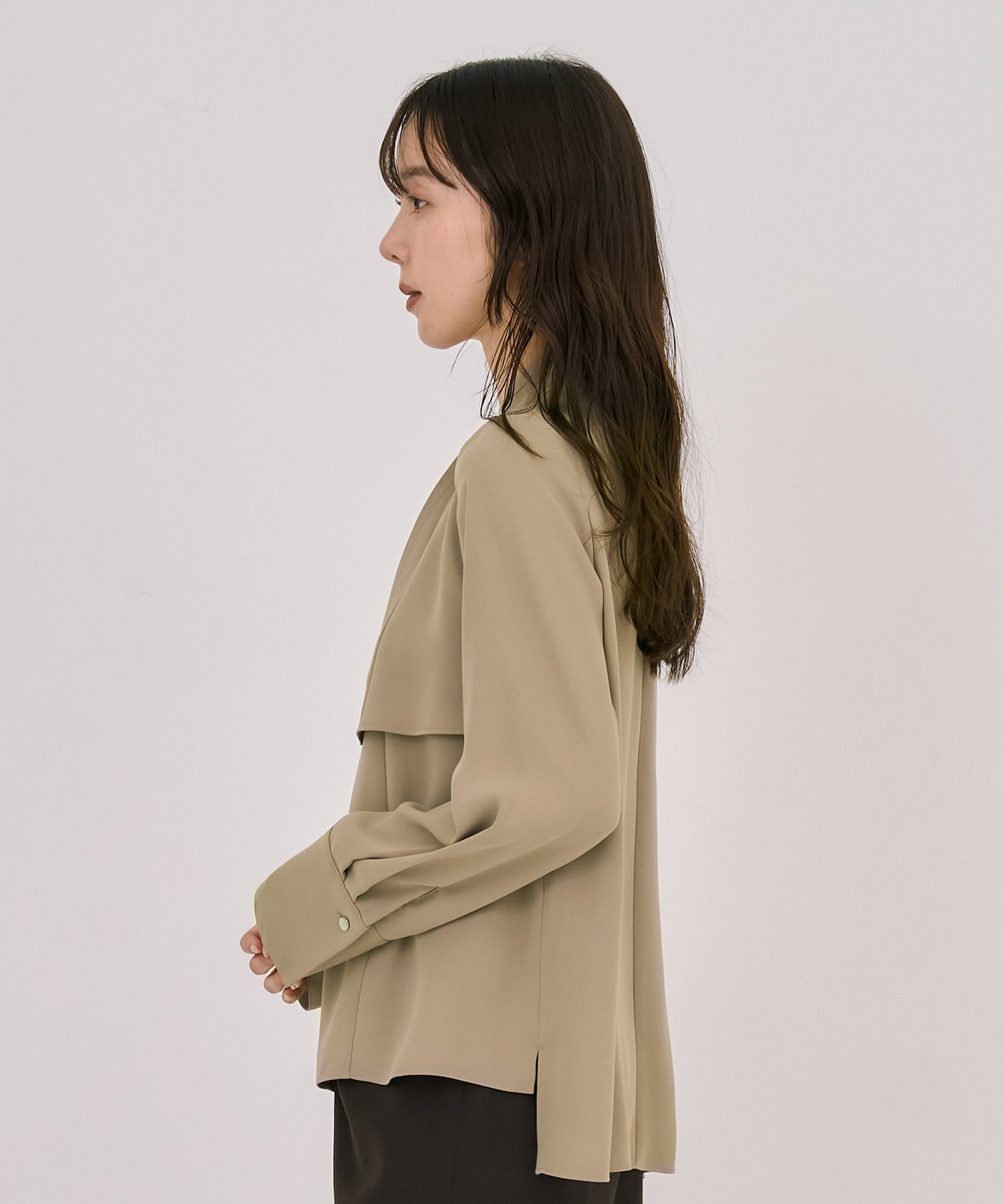 タイボタンメルトタッチブラウス