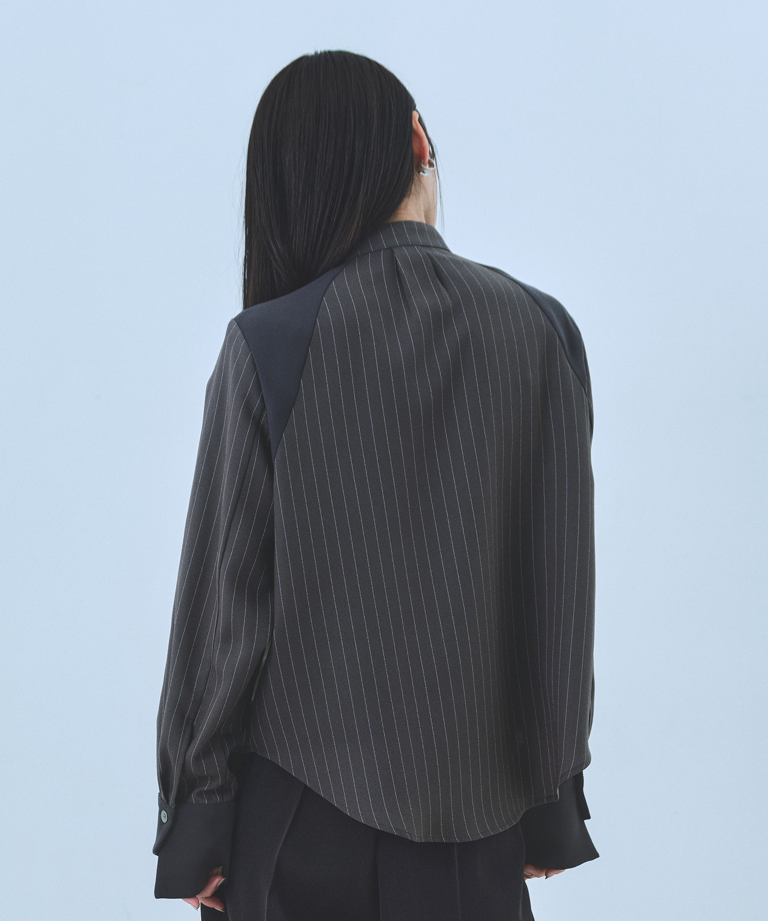 【WEB限定カラー】ピンタックバイカラーブラウス