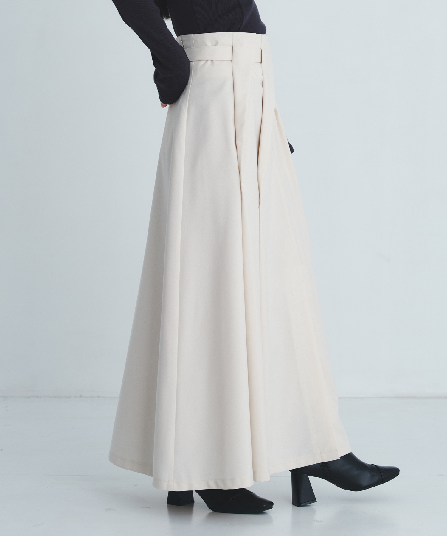 スラントタックホールアシメフレアスカート