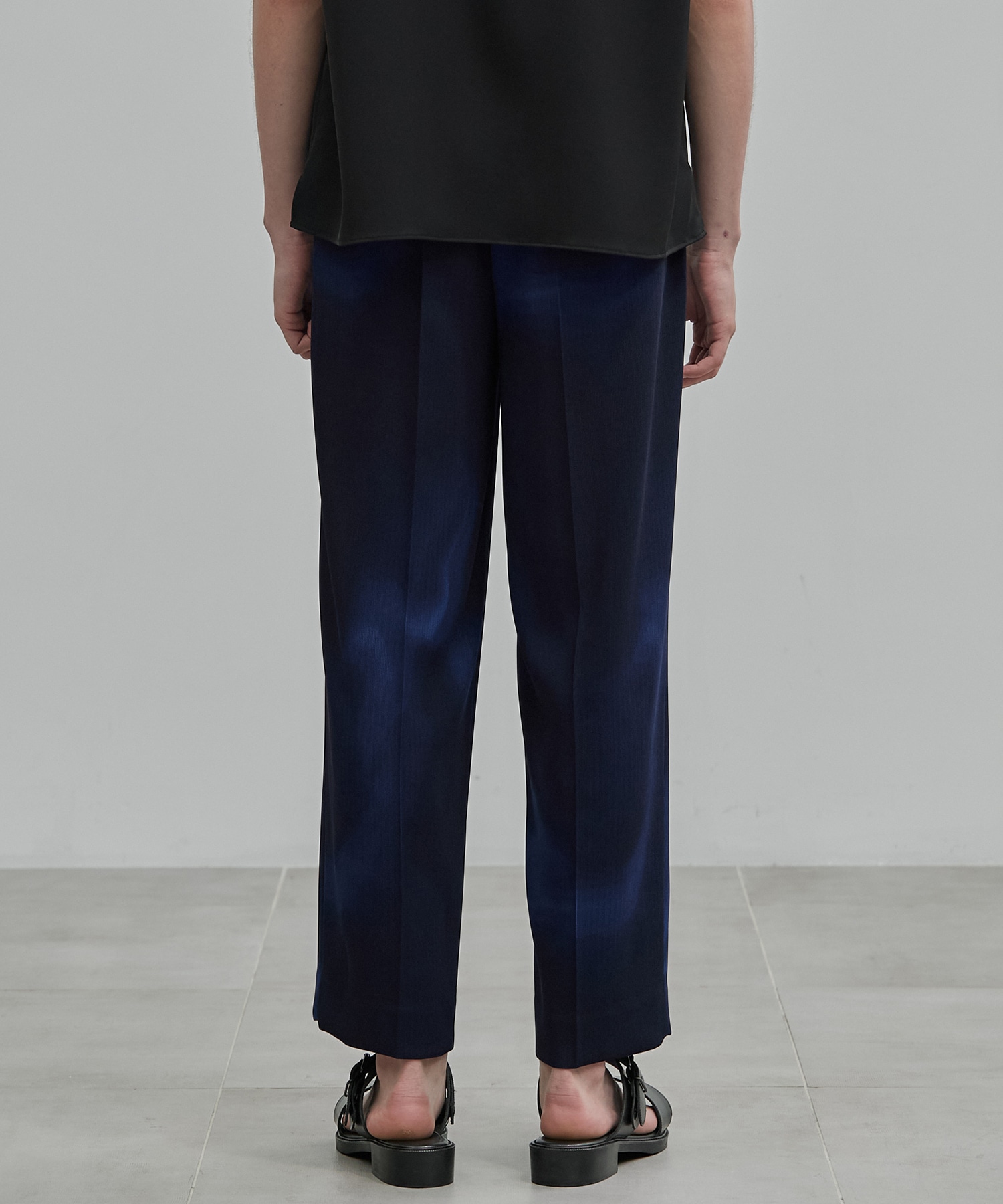 〈新発売〉COLD DRY GRADATION PLEATS 2タックイージーパンツ