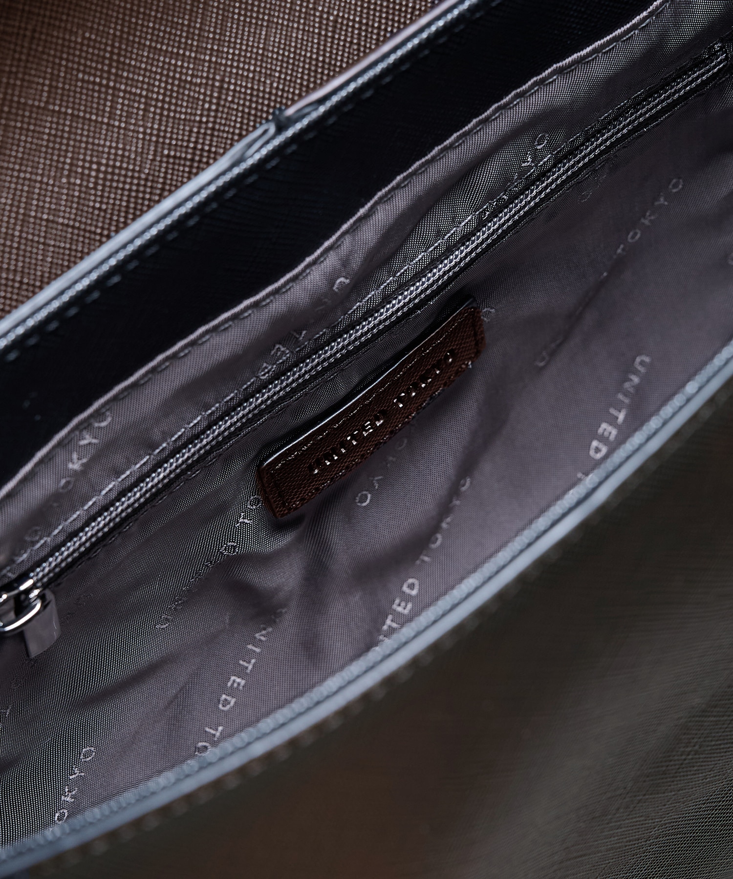 〈新色｜限定11着〉Saffiano Leather Shoulder Bag