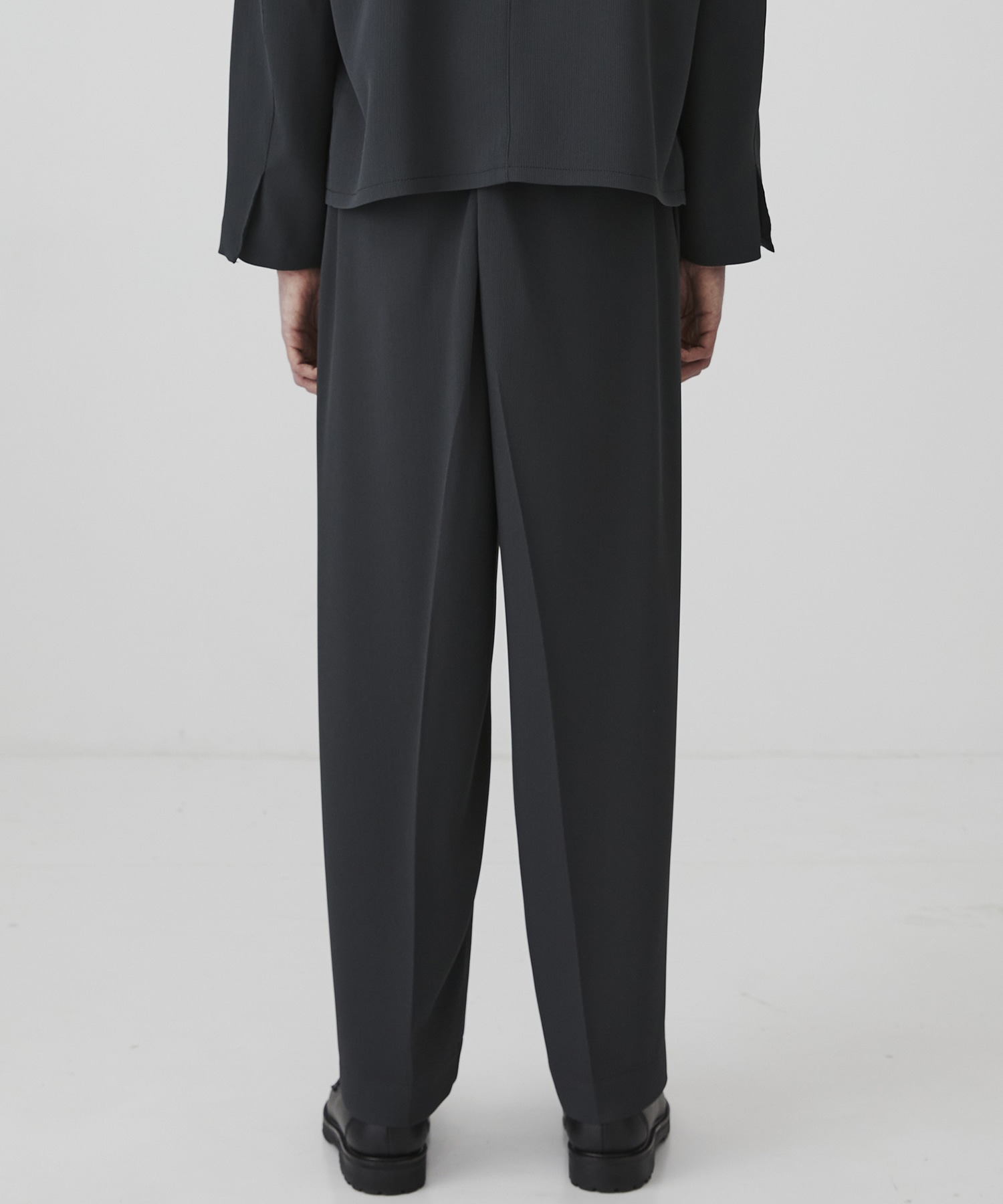 COLD DRY PLEATS シームレスイージーパンツ