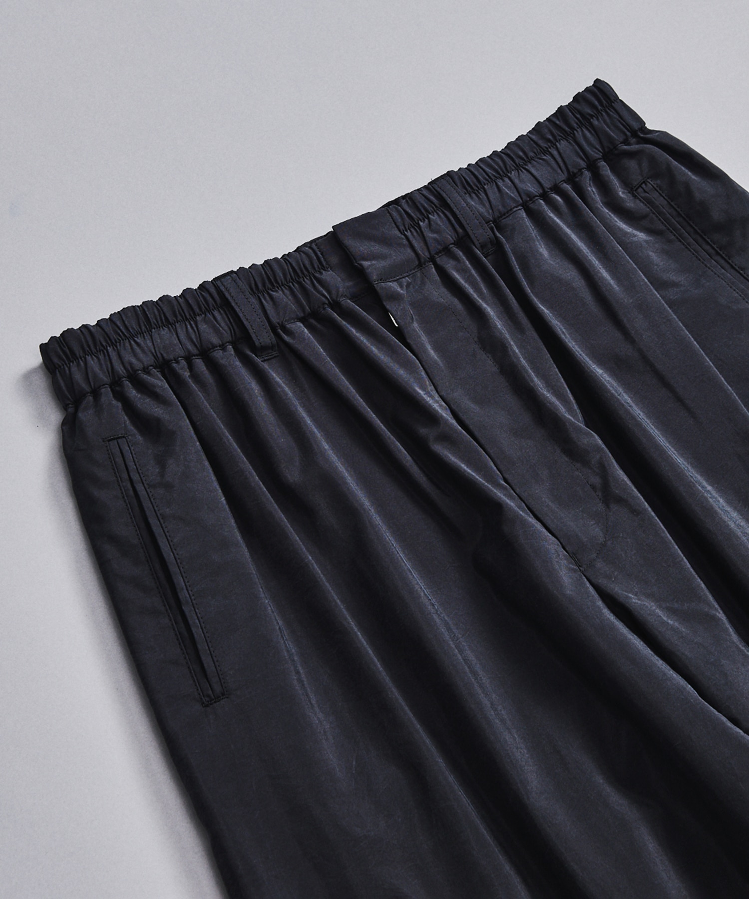 〈数量限定｜サイズ2：残り1点〉SILK NYLON EASY PANTS