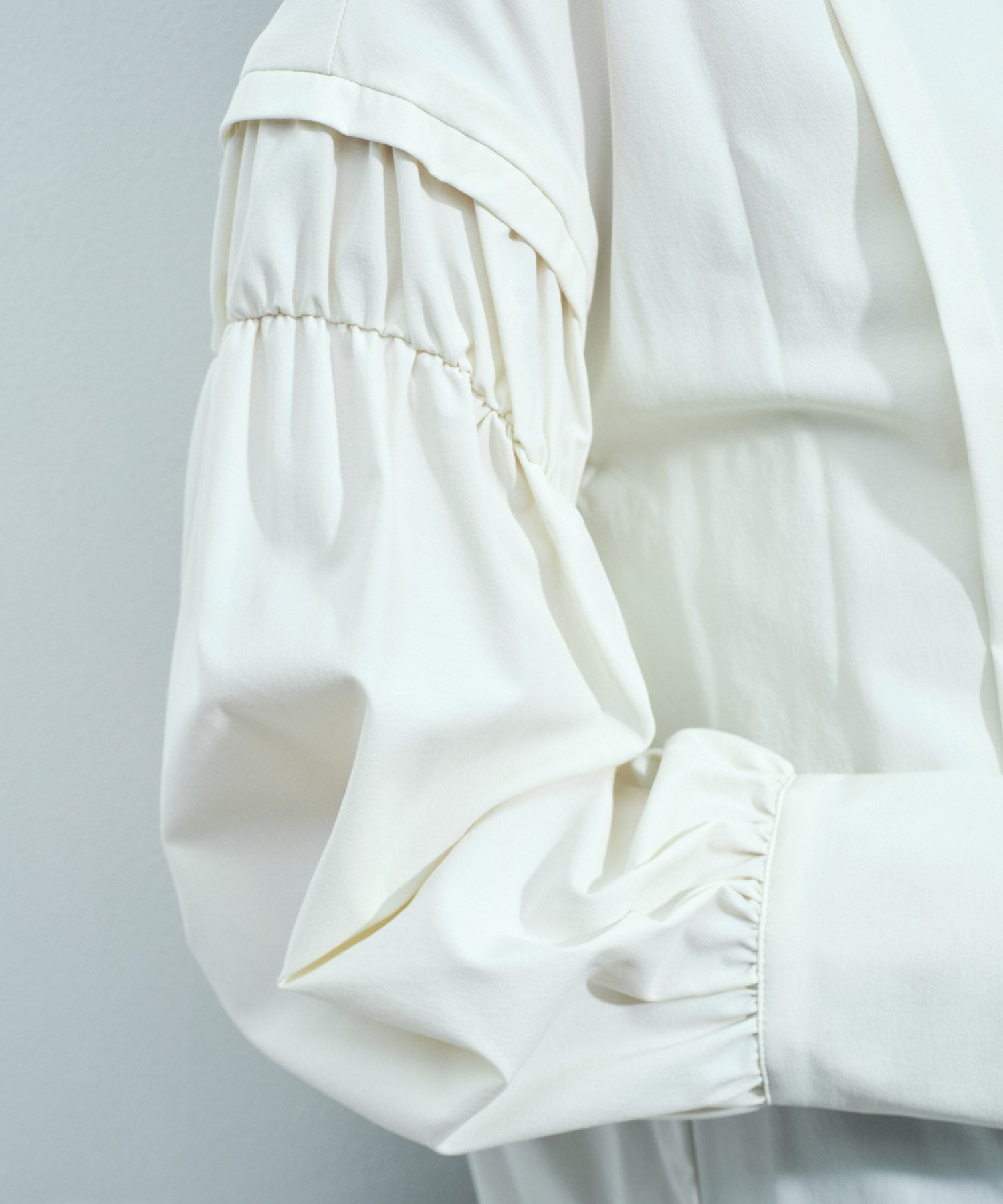 〈残りわずか〉ボリュームスリーブギャザーブラウス