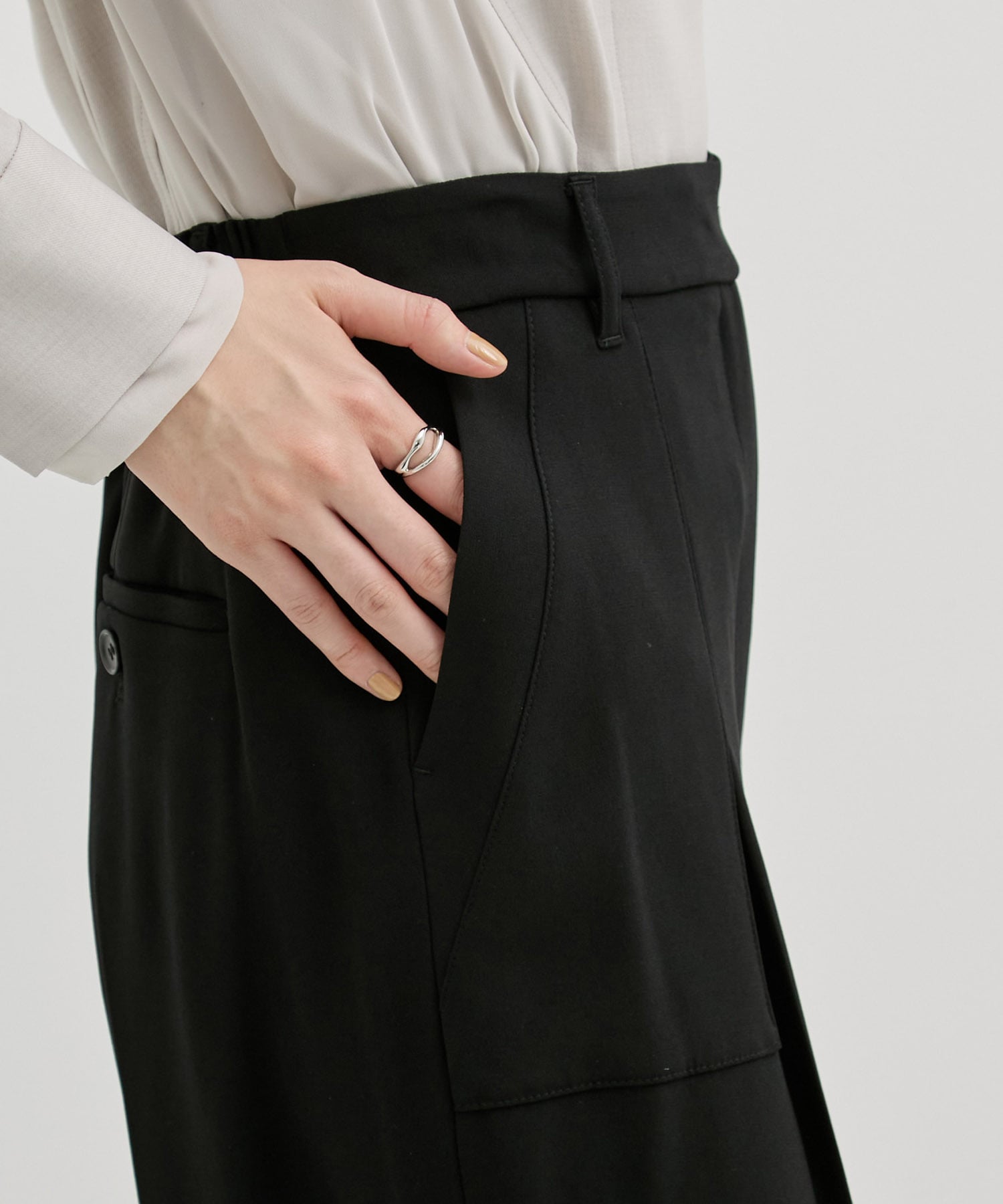 バックサテンベイカーパンツ