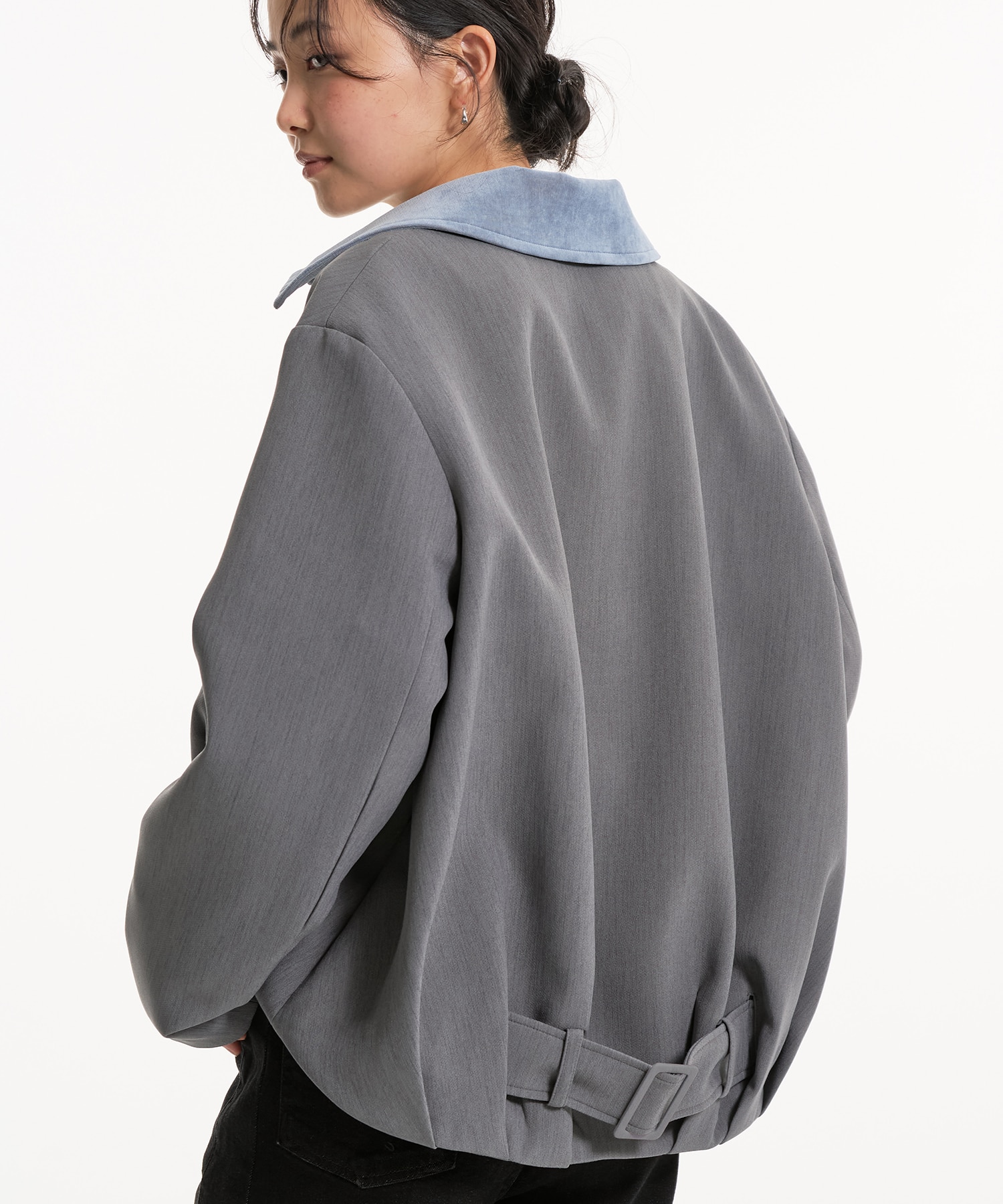 〈即完売につき予約25点追加〉【WEB限定カラー】バックベルトタックブルゾン