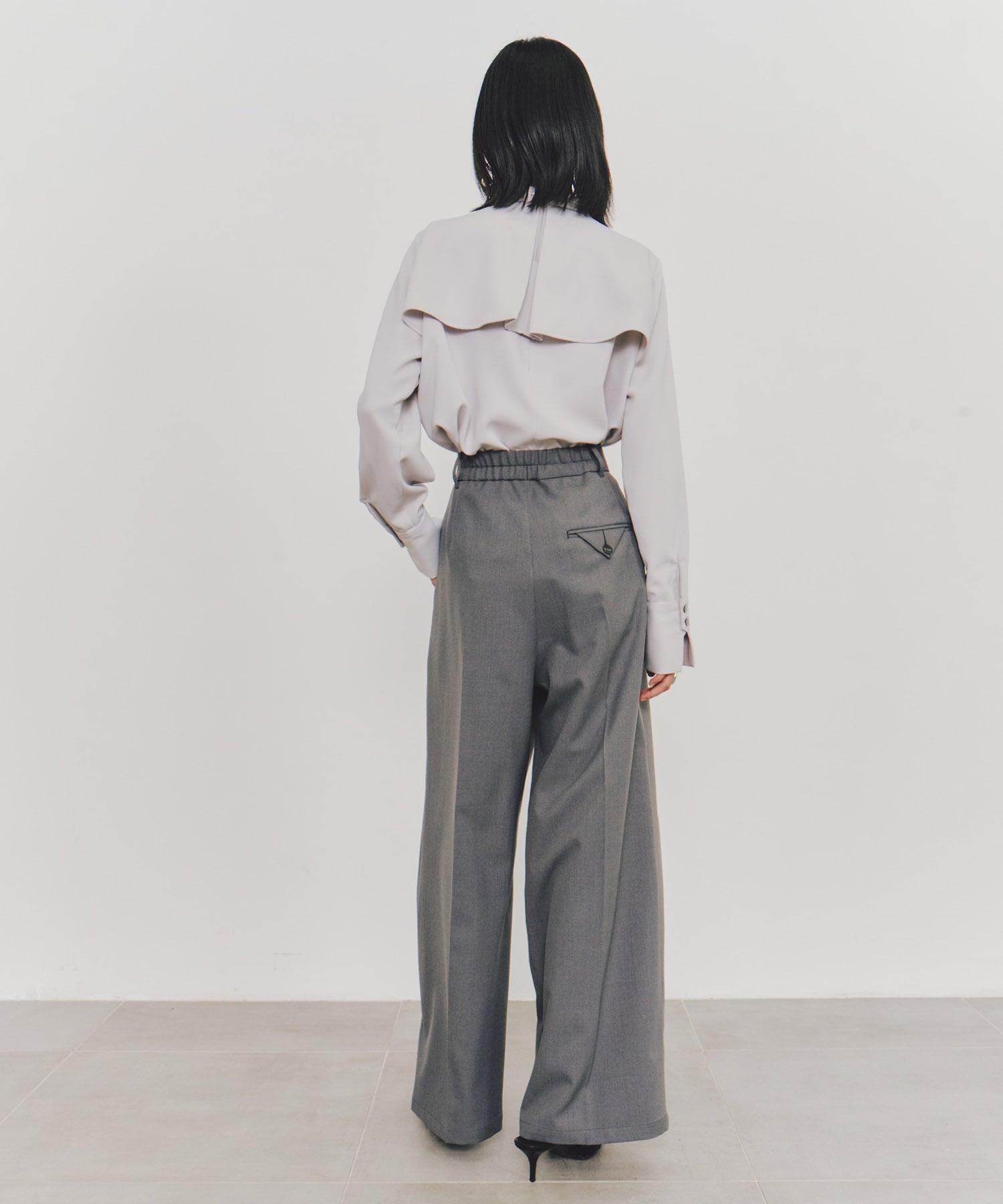 アシンメトリーチョーカーブラウス(FREE LIGHT GREY