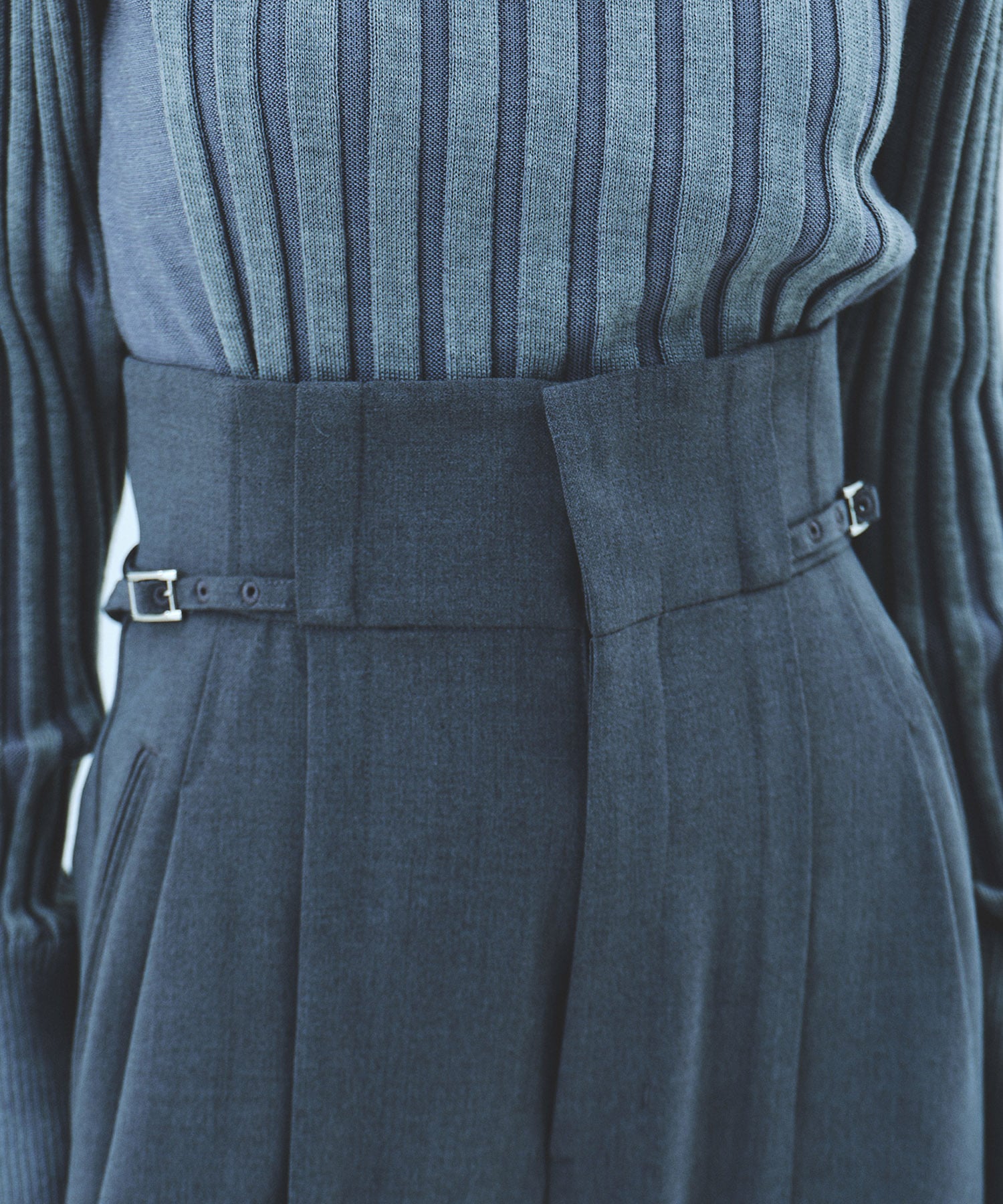 サイドベルトワイドパンツ