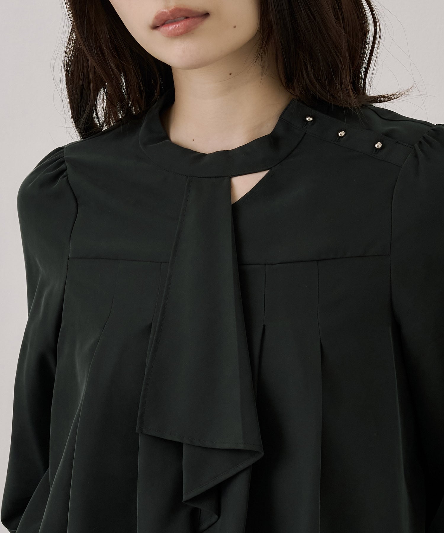 〈残りわずか〉フロントタイタックブラウス