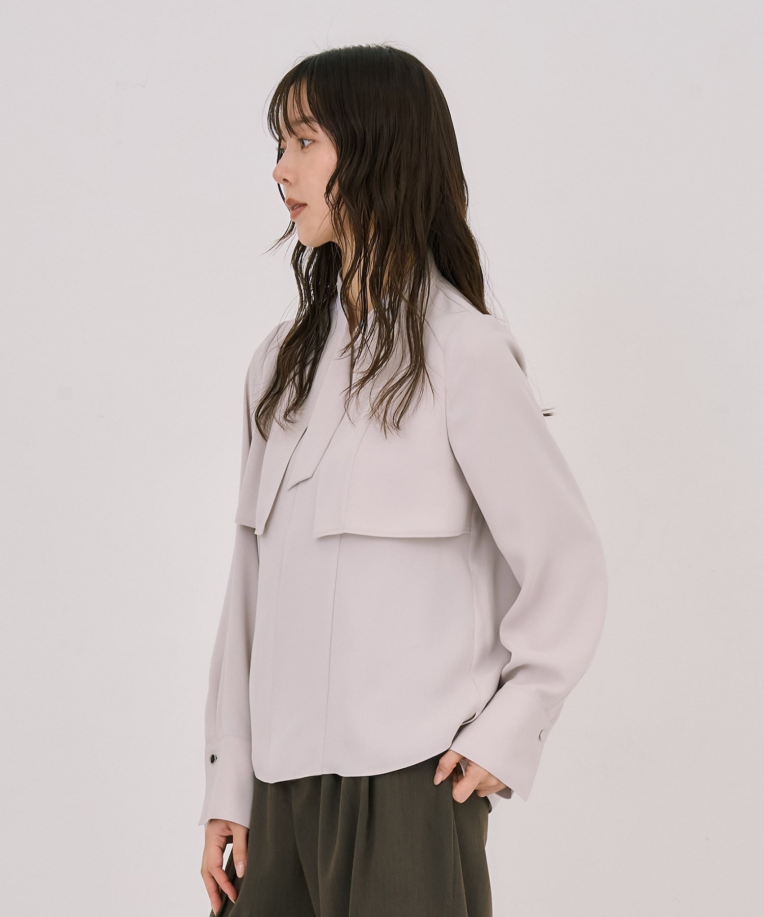 タイボタンメルトタッチブラウス