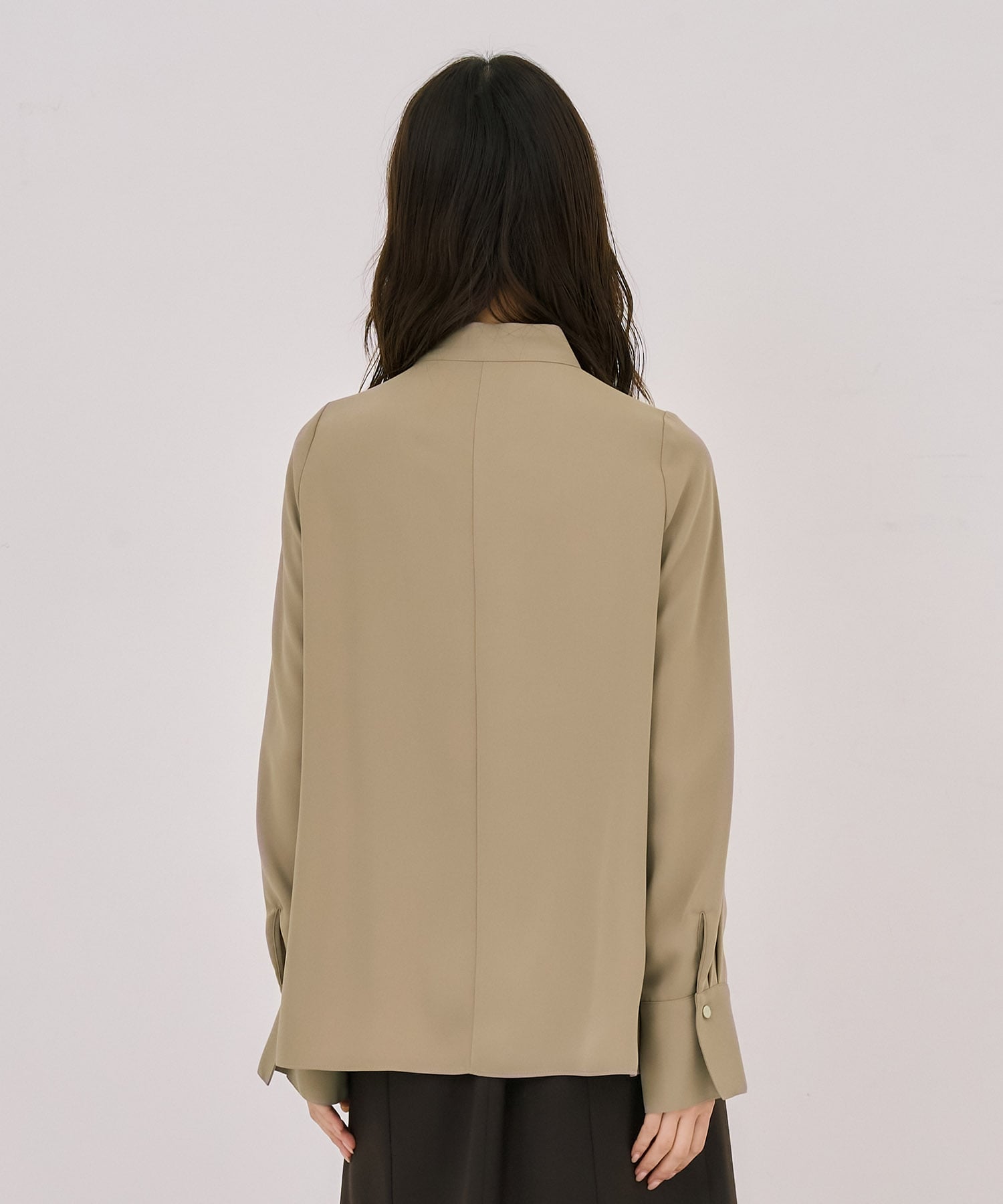 タイボタンメルトタッチブラウス