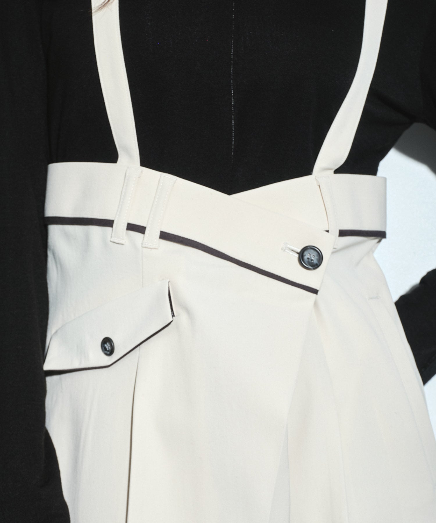 サスペンダーラップコクーンパンツ