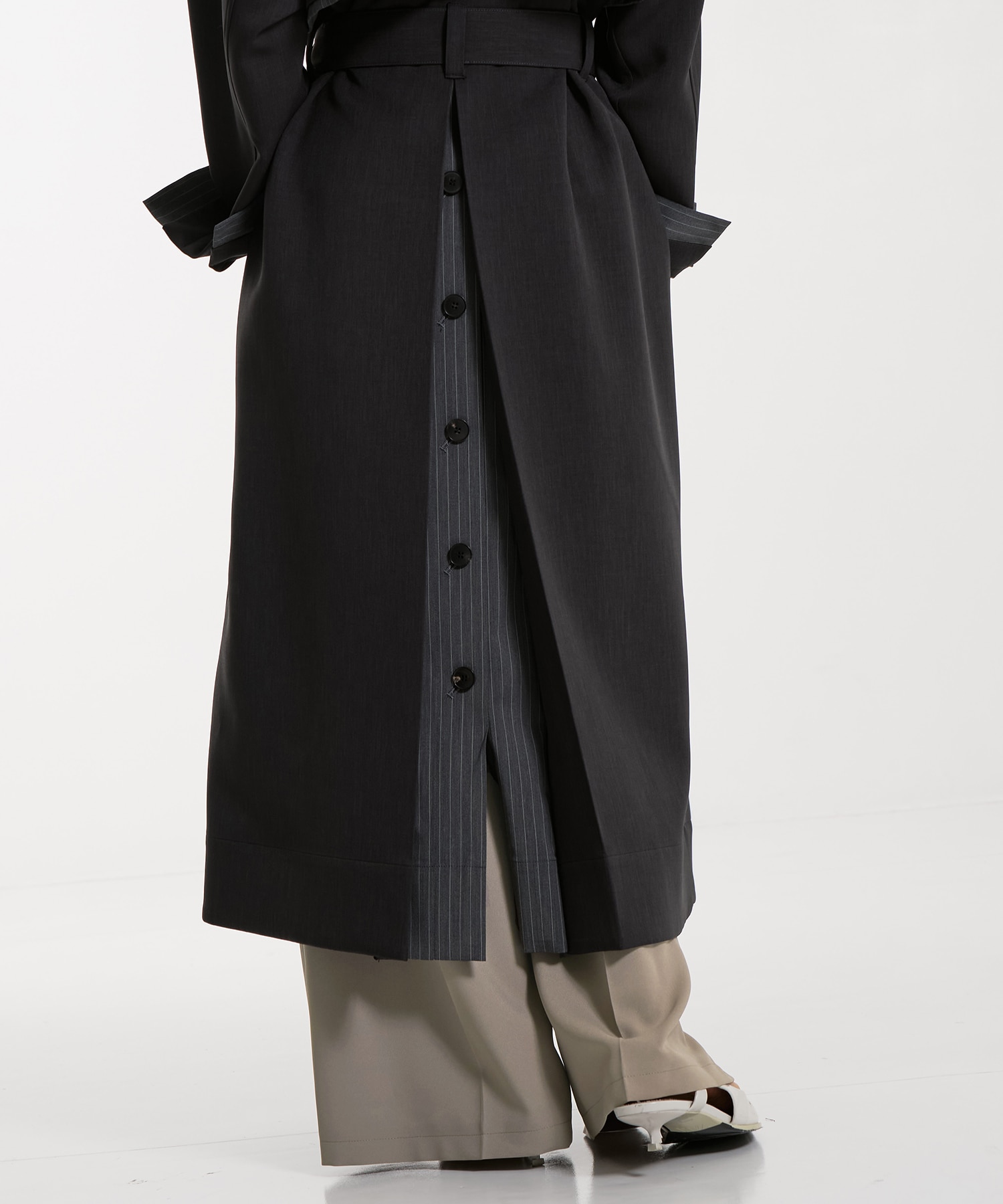 レイヤーディテールトレンチコート