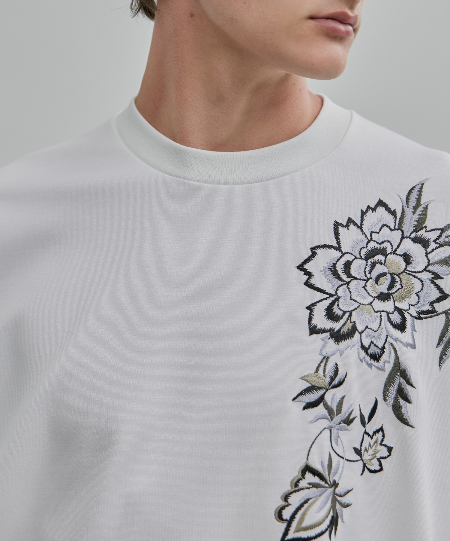 〈新発売〉フラワーエンブロイダリーTee