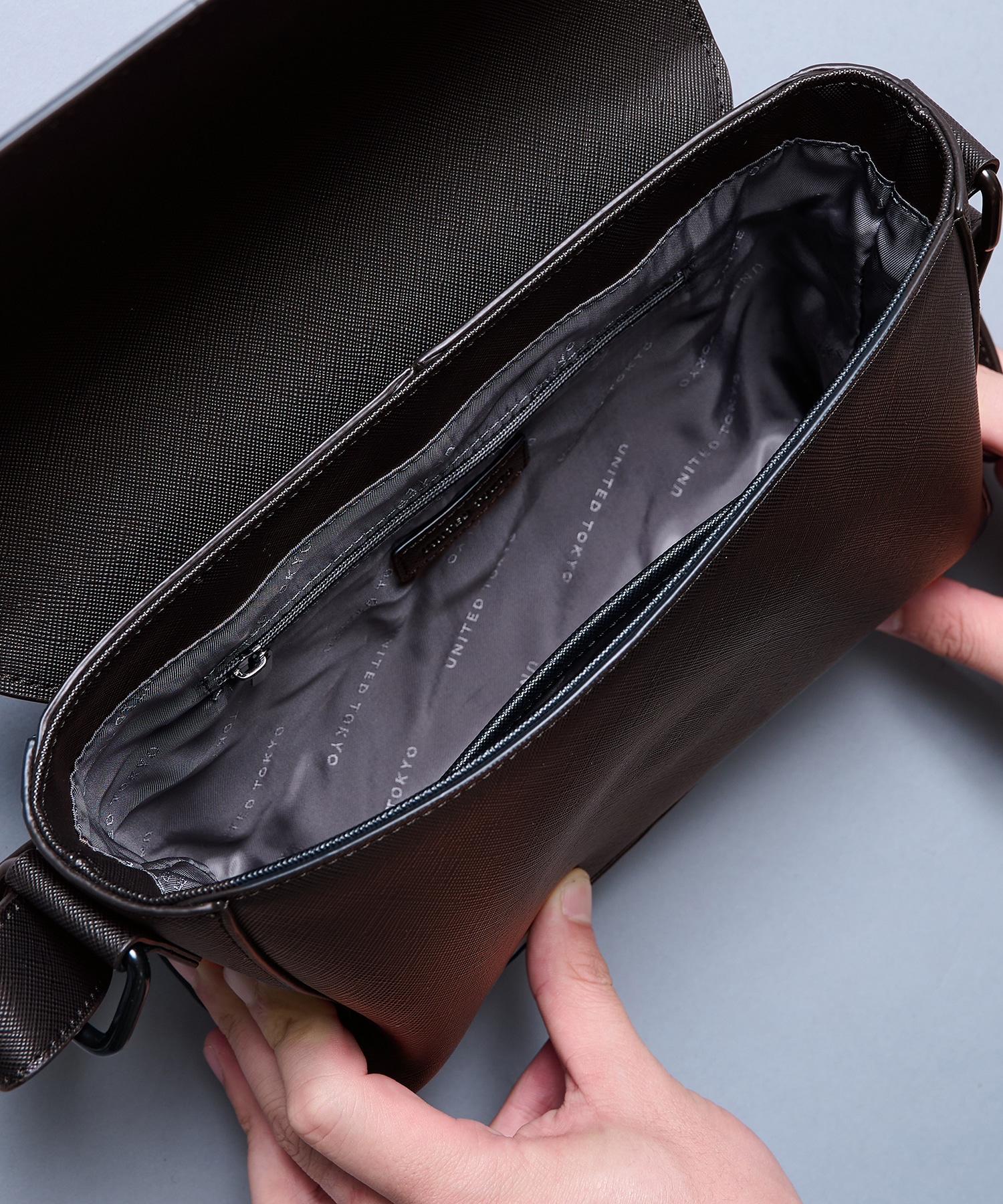 〈新色｜限定11着〉Saffiano Leather Shoulder Bag