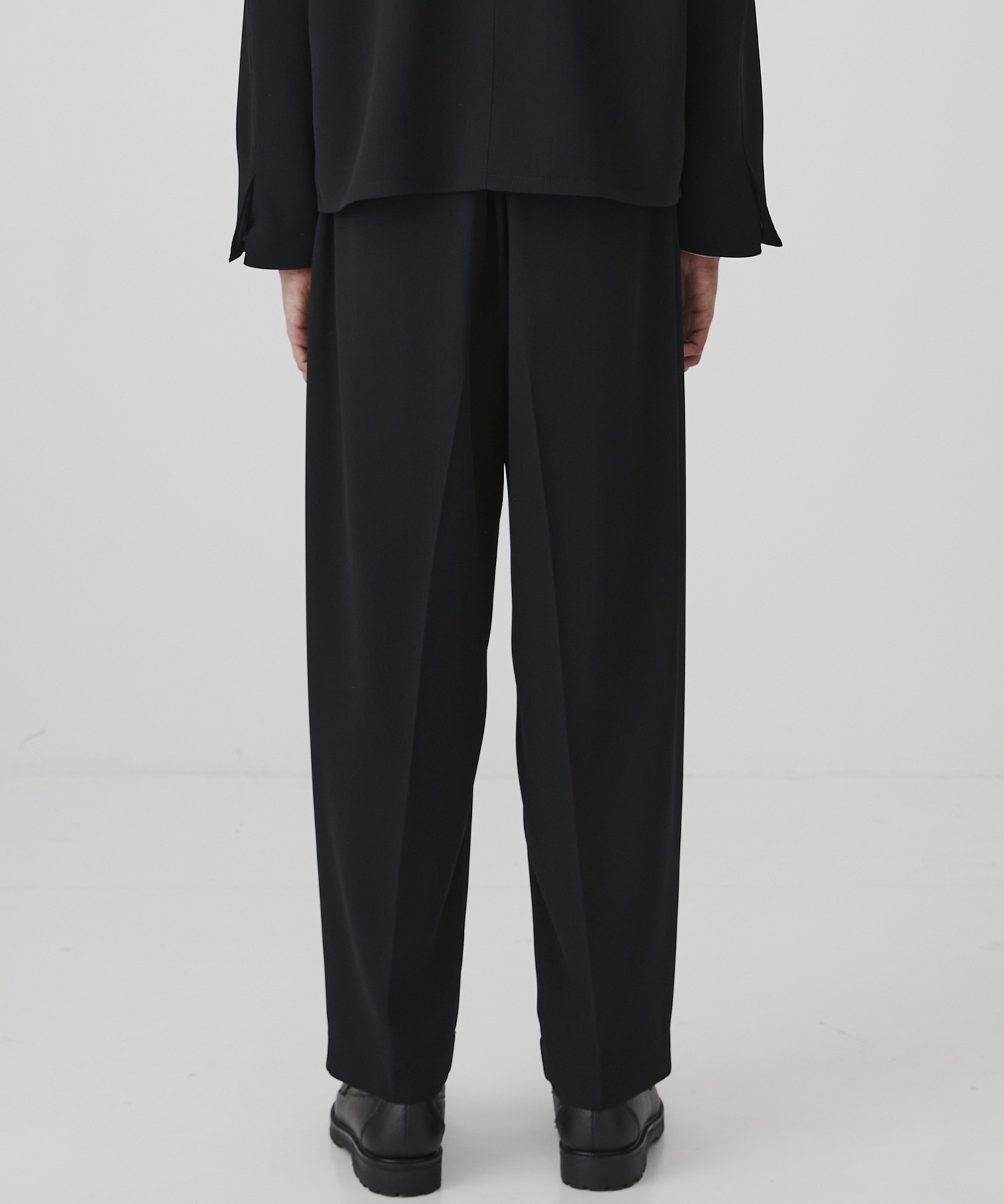 COLD DRY PLEATS シームレスイージーパンツ