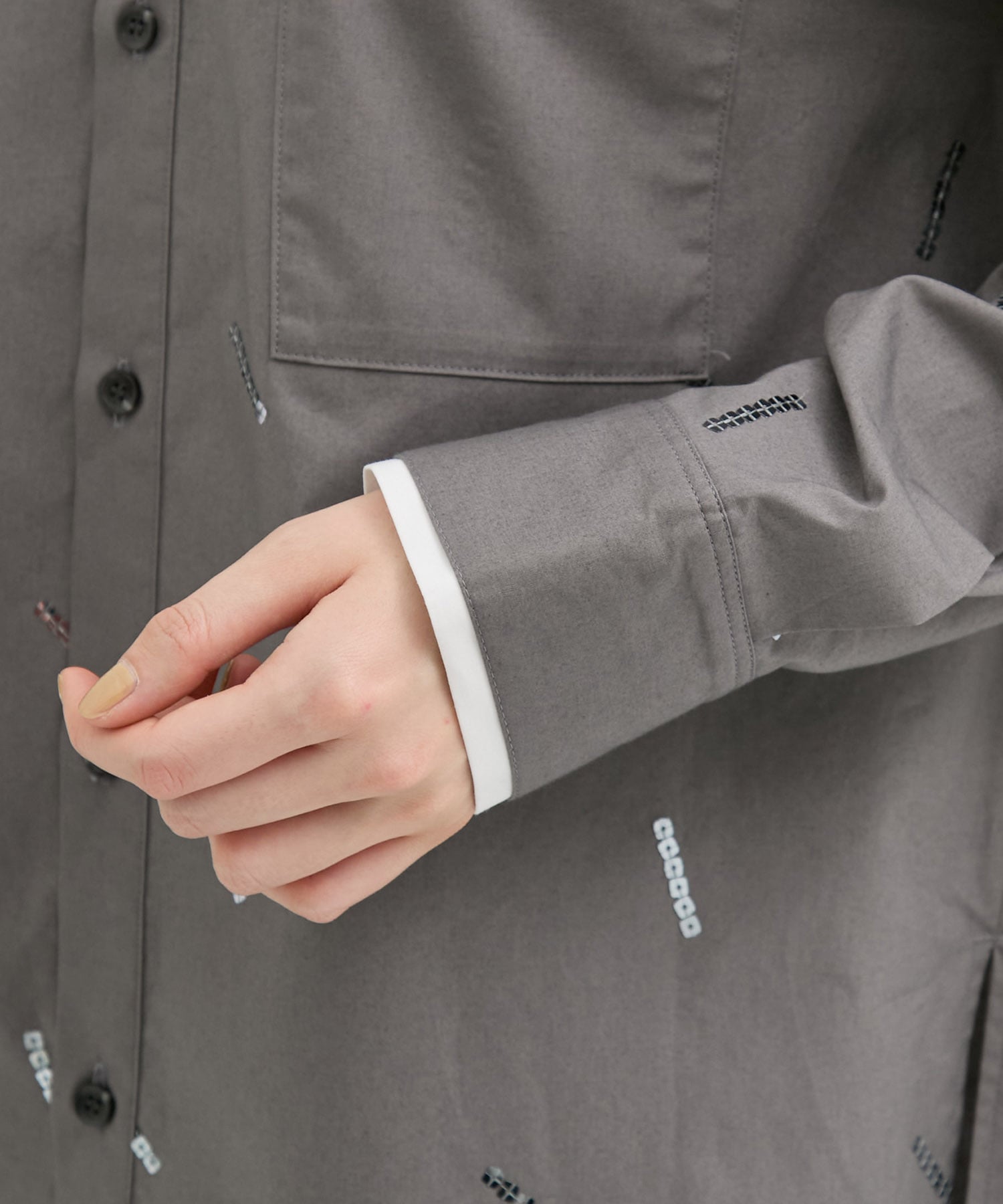 レイヤーカフススパンコールオーバーシャツ