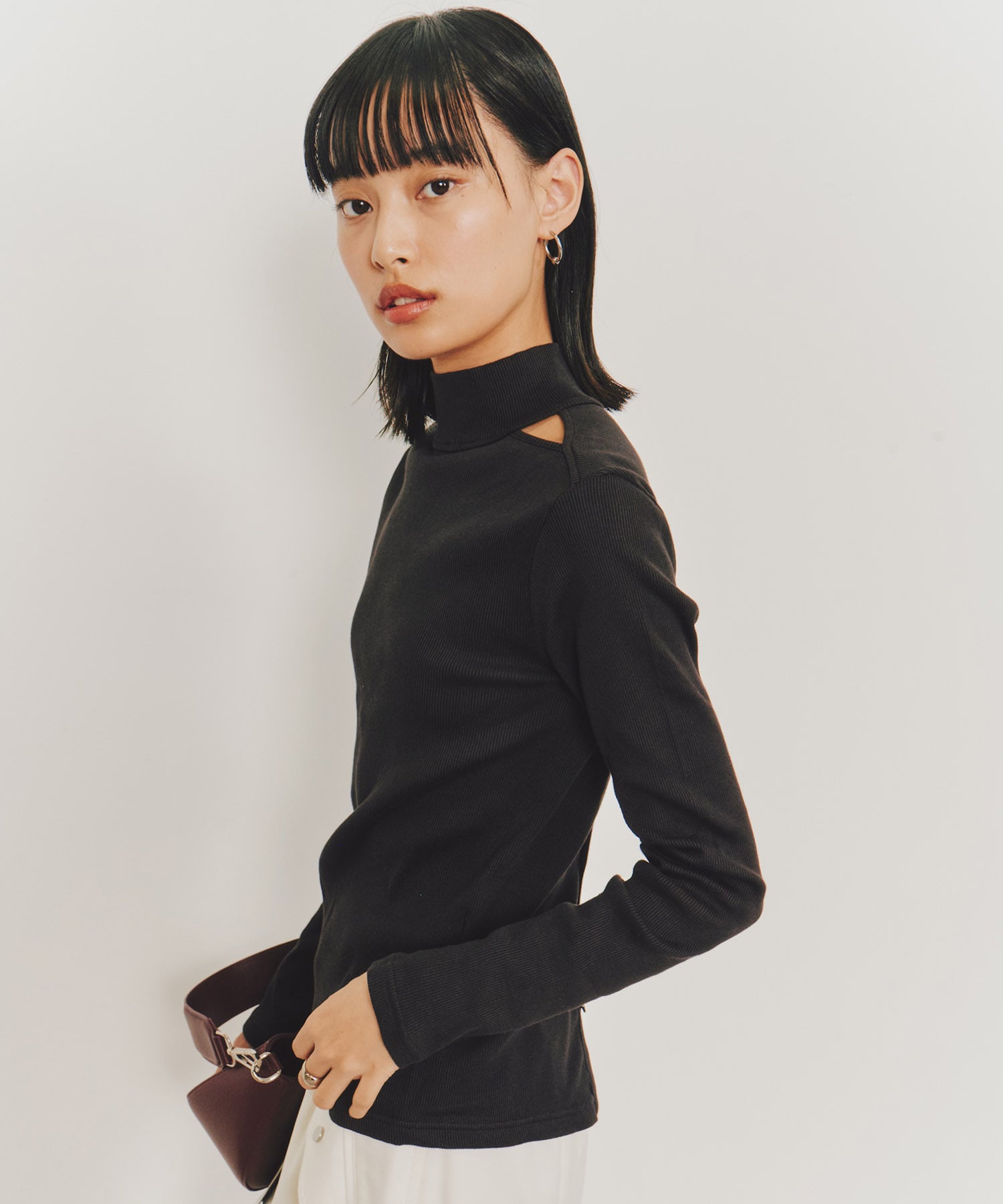 〈残りわずか〉ソフトタッチスリットネックトップス