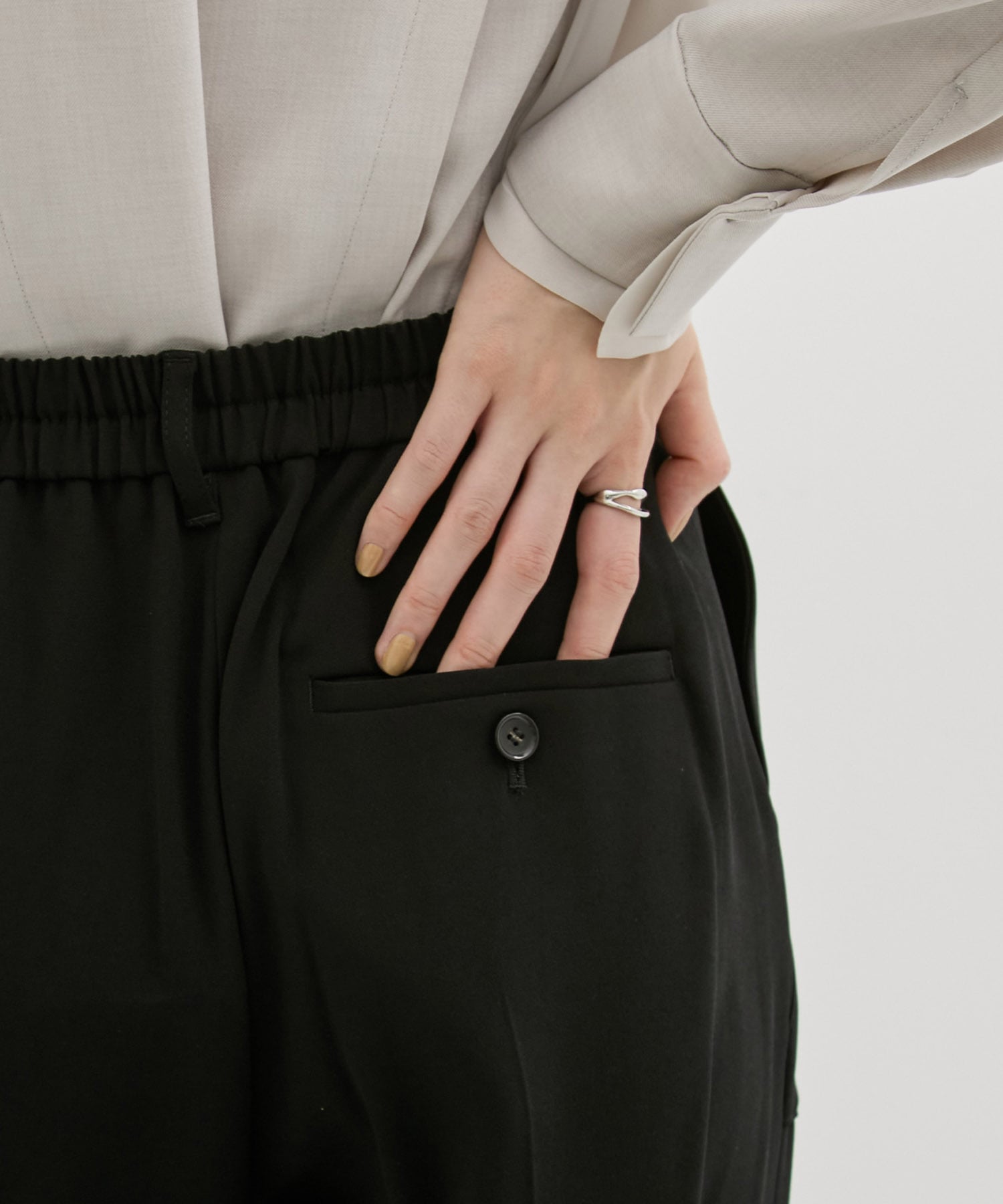 バックサテンベイカーパンツ