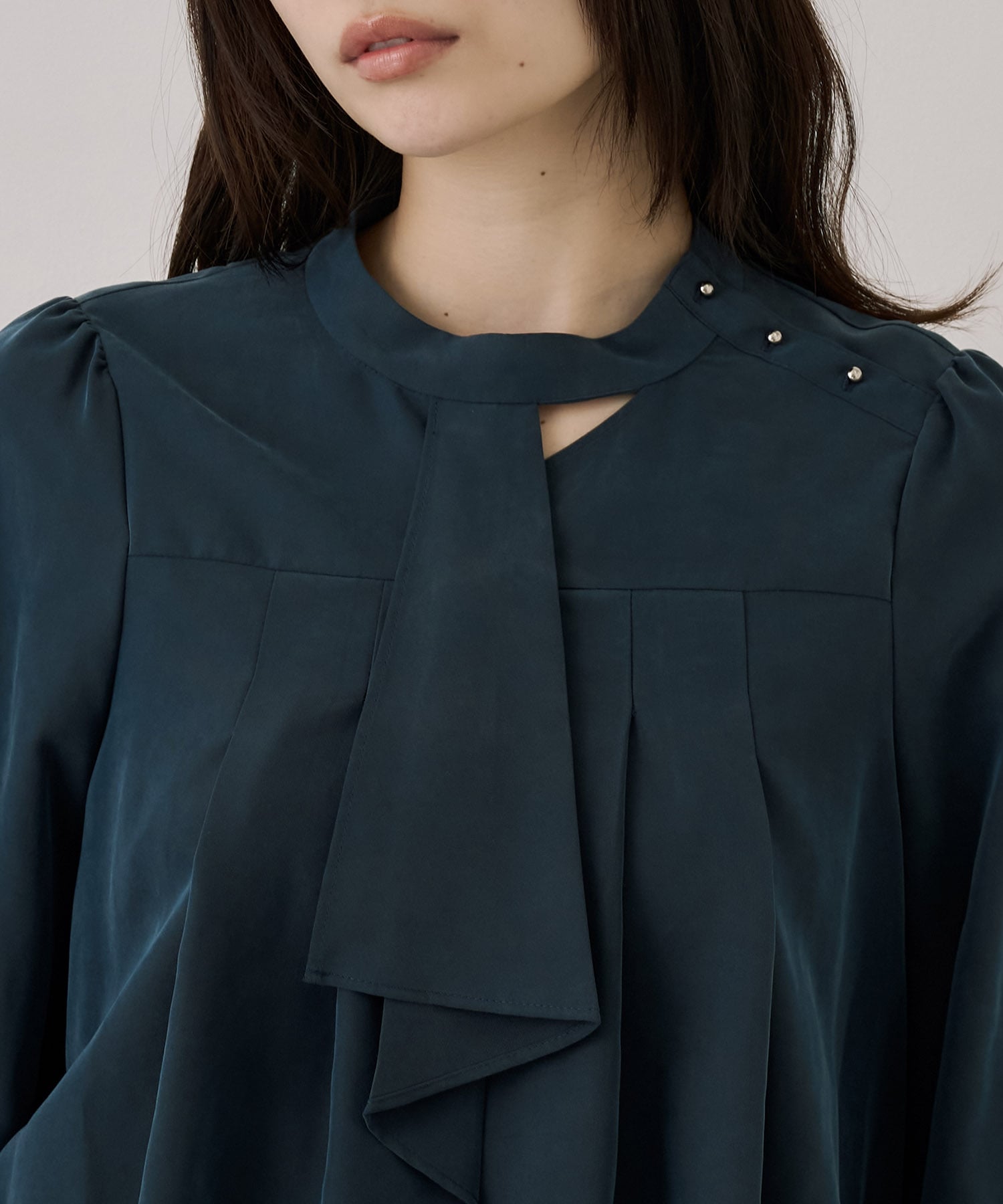 〈残りわずか〉フロントタイタックブラウス