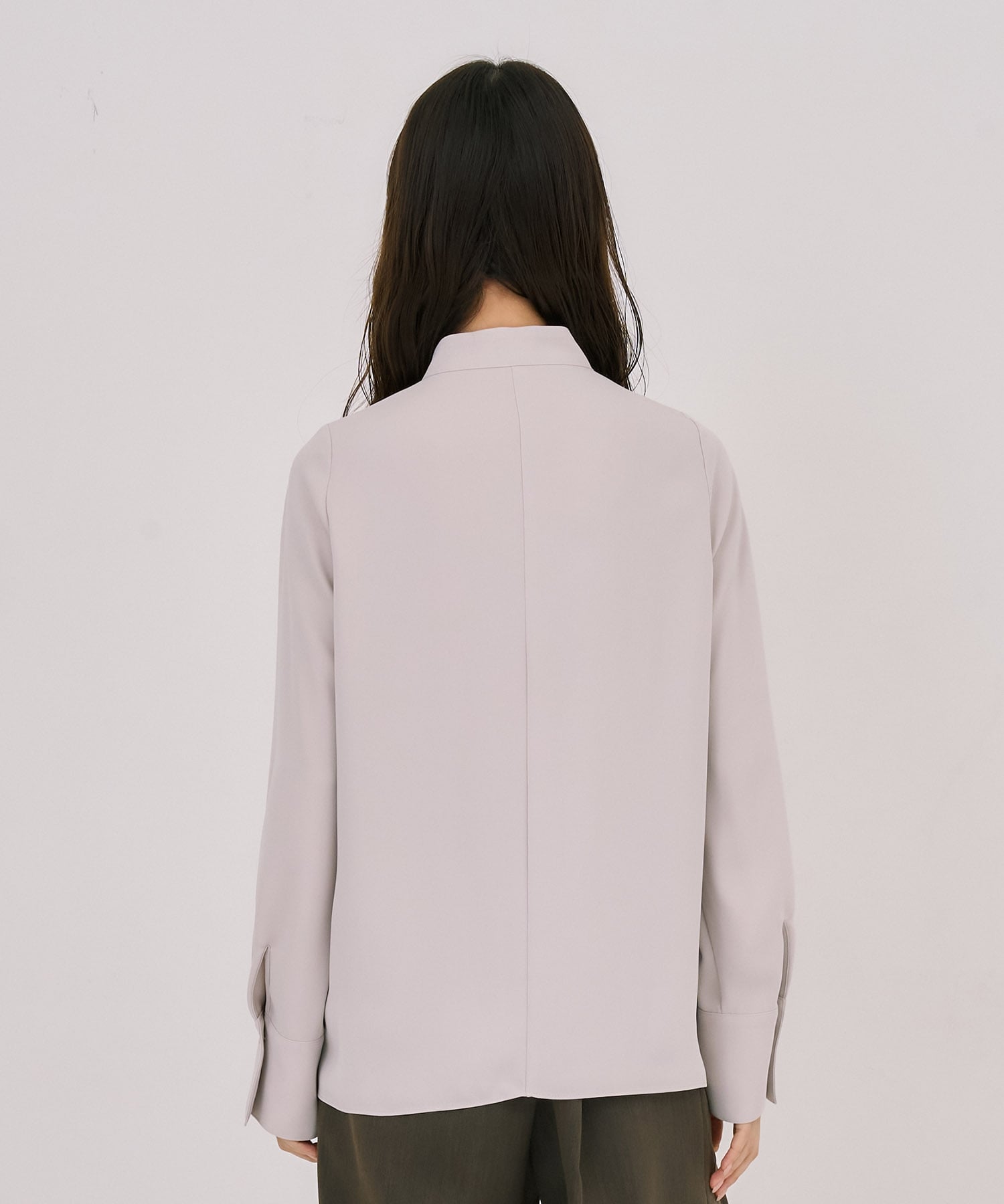 タイボタンメルトタッチブラウス