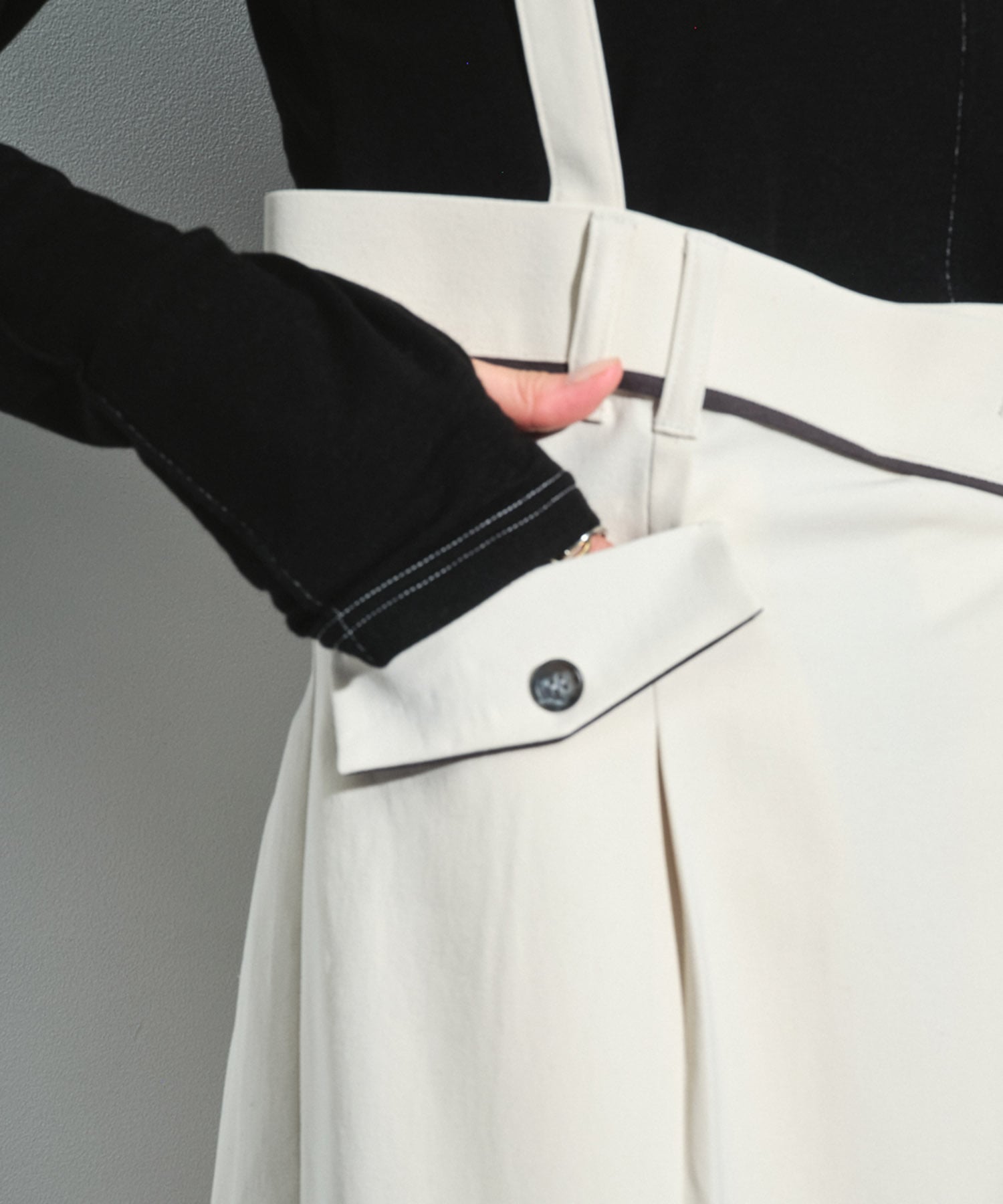 サスペンダーラップコクーンパンツ